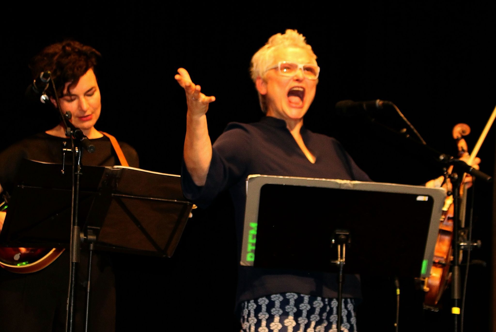 Evelyn: „Hundert hoorig höttlat Hasa . . .”