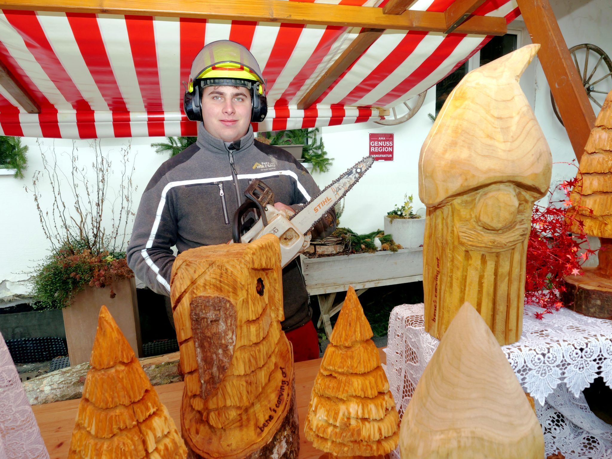 Benedikt Wachters von „Bene’s Carving“ begeisterte mit kunstvollen Holzschnitzereien und einer Live-Demonstration.