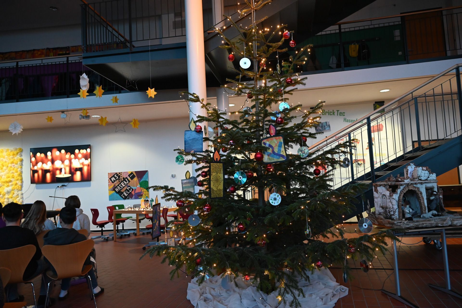 In der Aula thront jedes Jahr ein selbst geschmückter Christbaum.