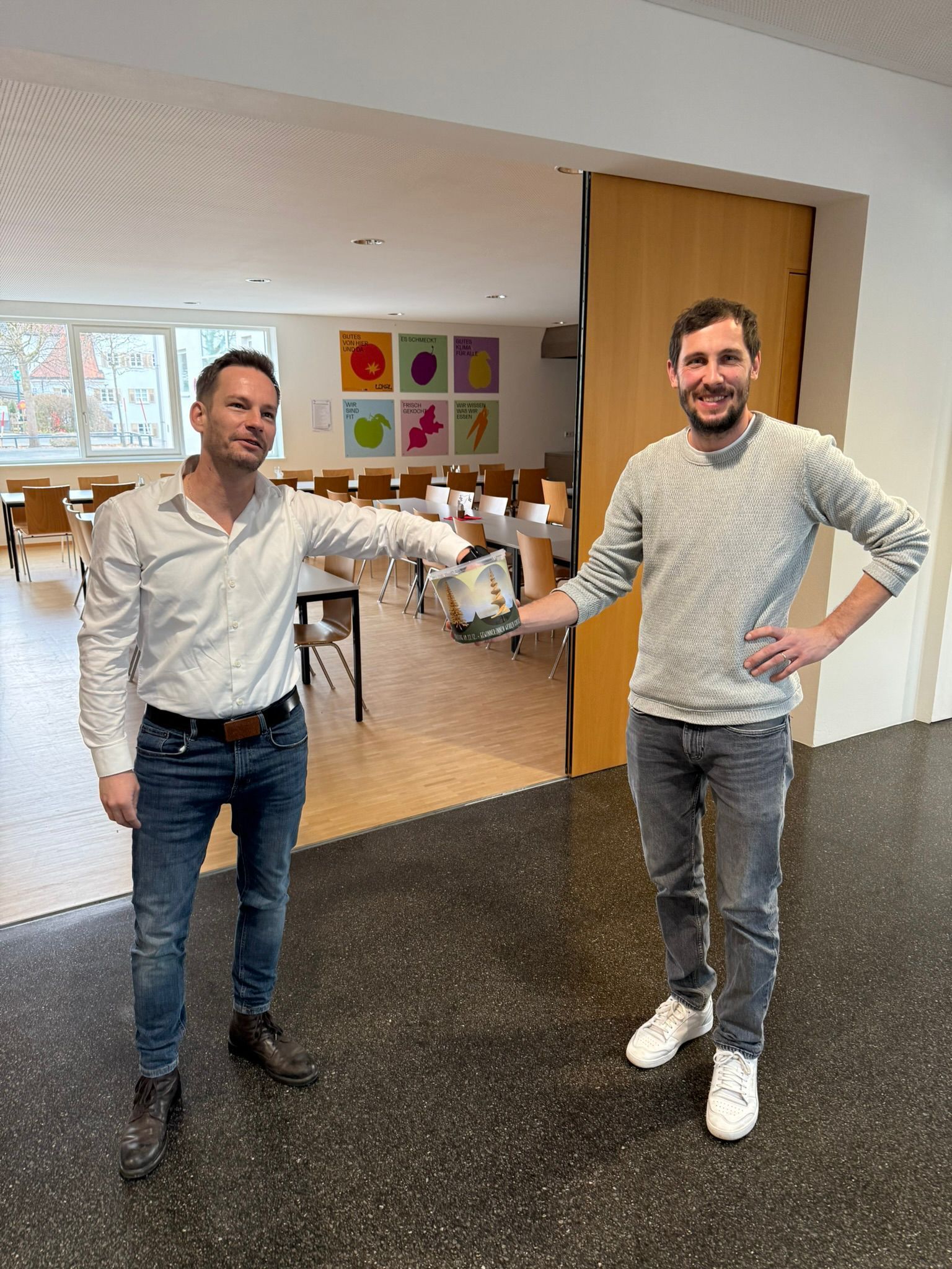 Bürgermeister Philipp Fasser und Klassenvorstand Lukas Schatzmann bei der Ziehung.