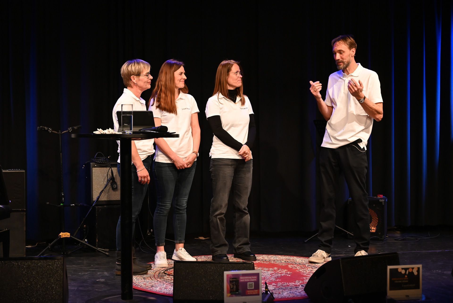 Obmann Andreas Uher vom Verein VergissMichNicht bedankte sich bei drei seiner Fotografinnen, die ehrenamtlich den Sternenkindeltern Fotos von ihrem Kind schenke.