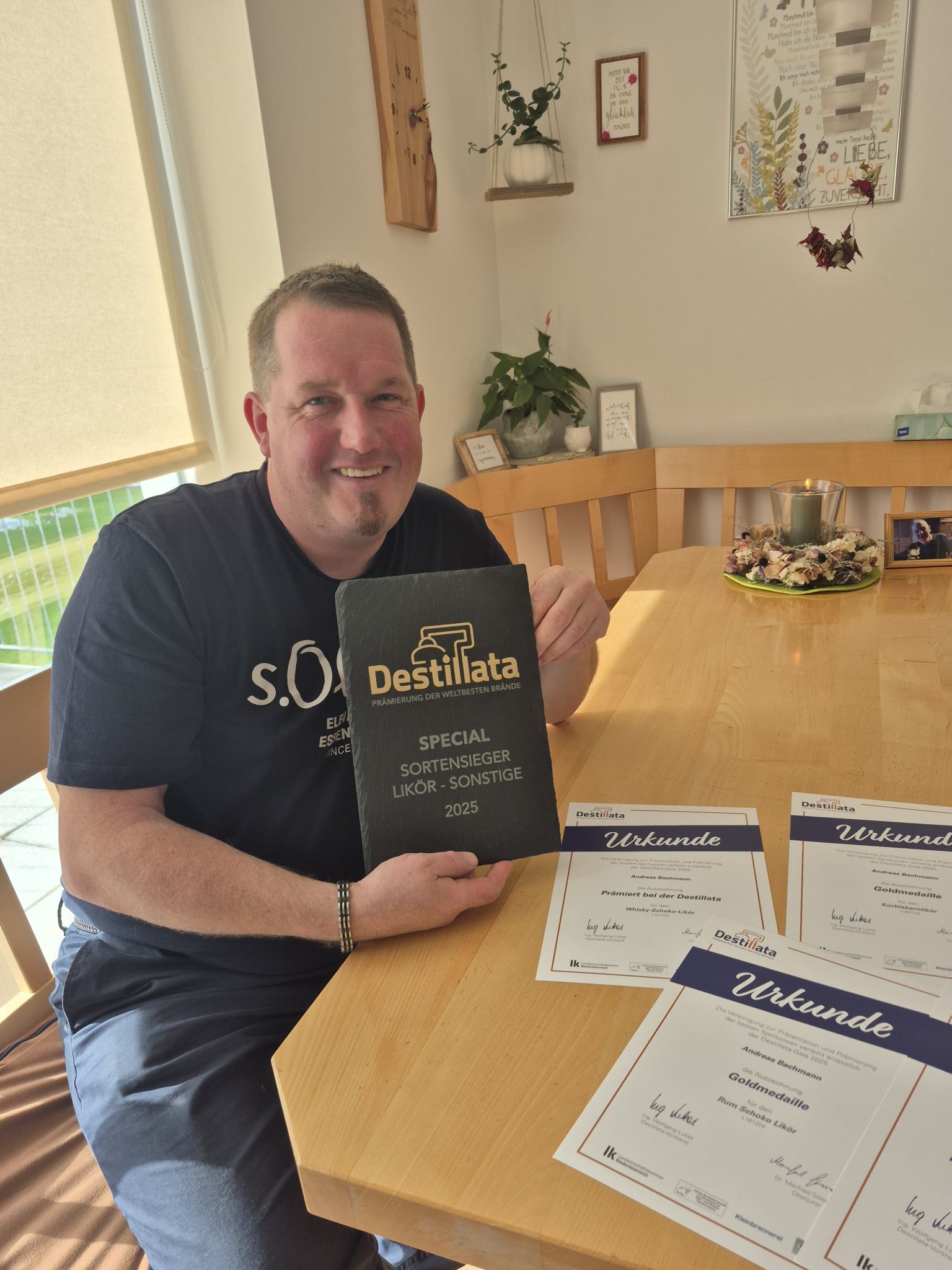 Stolz ist Andreas auf Auszeichnungen, die die die Qualität seiner Liköre und Brände bestätigen. JH