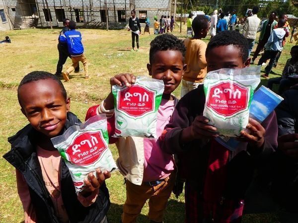 Die Privatinitiative „Hilfe für Äthiopien“ beliefert Dorfbewohner mit jodhaltigem Salz. HW