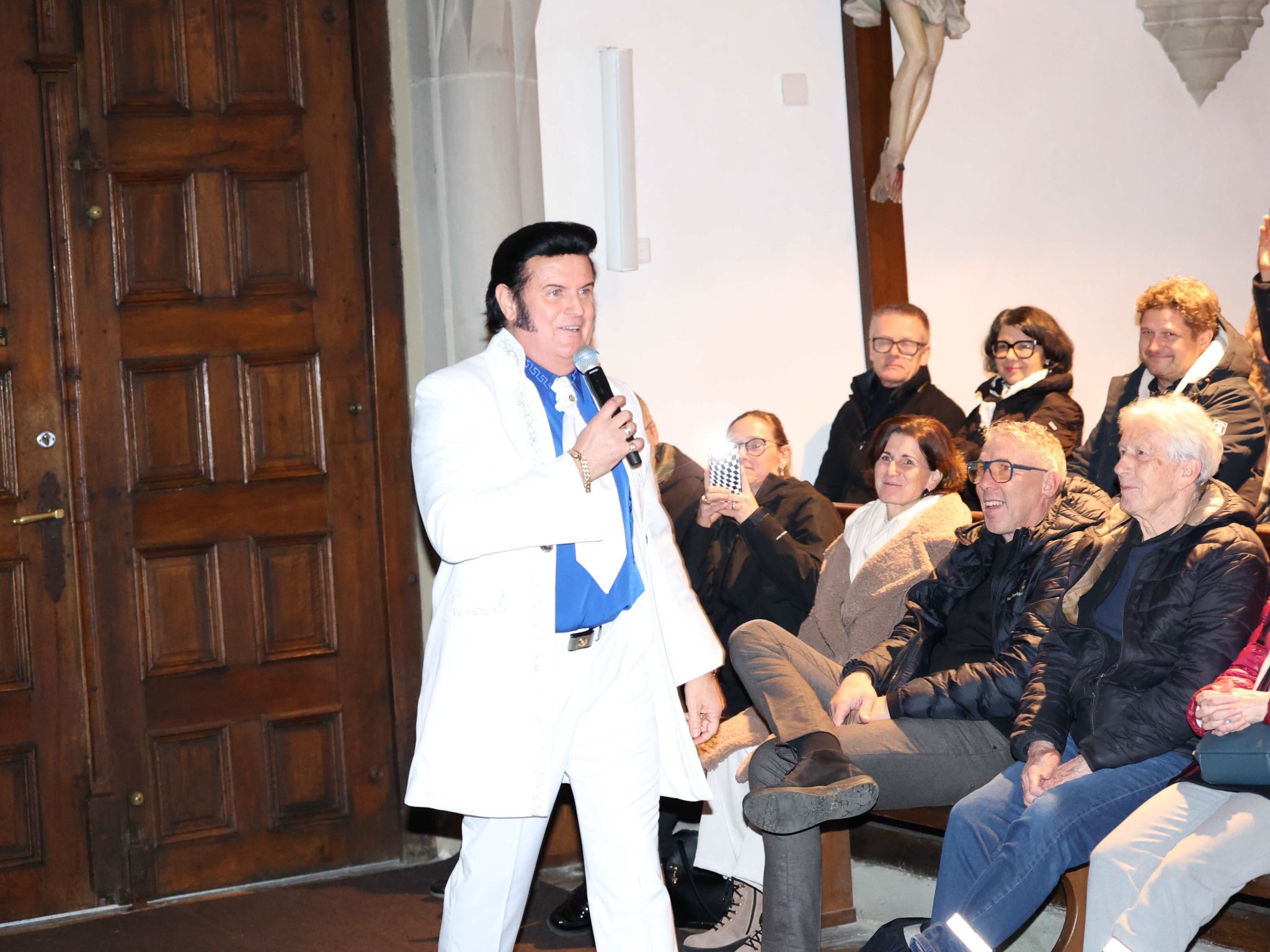 Mehrmals ging der Elvis Tribut-Künstler zu den Besuchern in verschiedenen Bereichen des Doms.