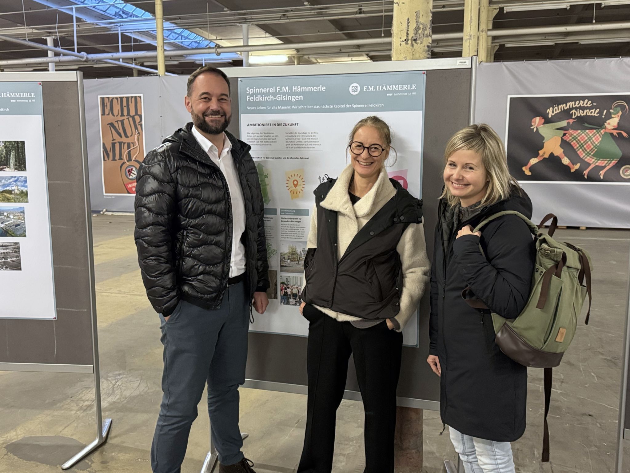 Vorstand Tobias Forer Pernthaler (F.M. Hämmerle Holding), Margit Schranz-Bstieler (F.M. Hämmerle Immobilienverwaltung) und Stadtplanerin Stephanie Latzer (Stadt Feldkirch) bei der Präsentation der Ausstellung.