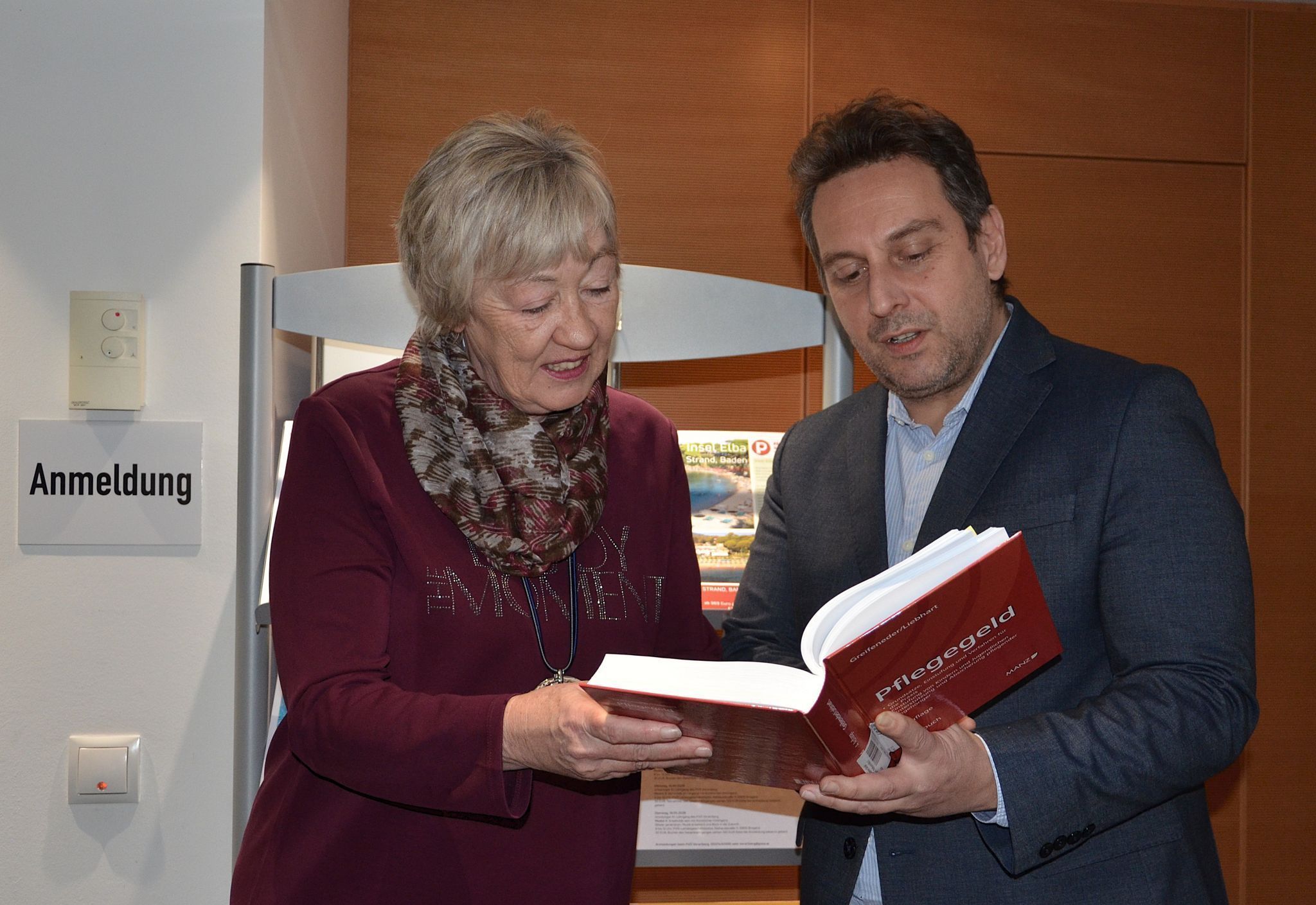 Sissy Matt und Hubert Lötsch (Geschäftsführer PVÖ Vorarlberg) informieren sich zum Thema Pflegegeld. HRJ