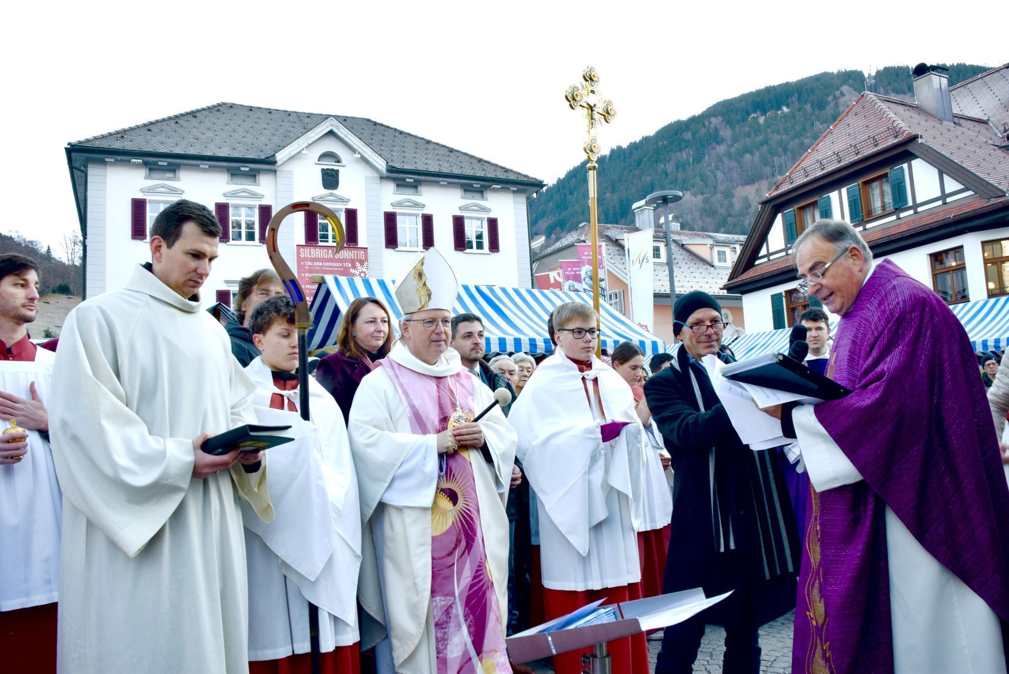 Feierliche Glockenweihe mit Diözesanbischof Benno Elbs und Pfarrmoderator Hans Tinkhauser beim Christbaum am Schrunser Kirchplatz.