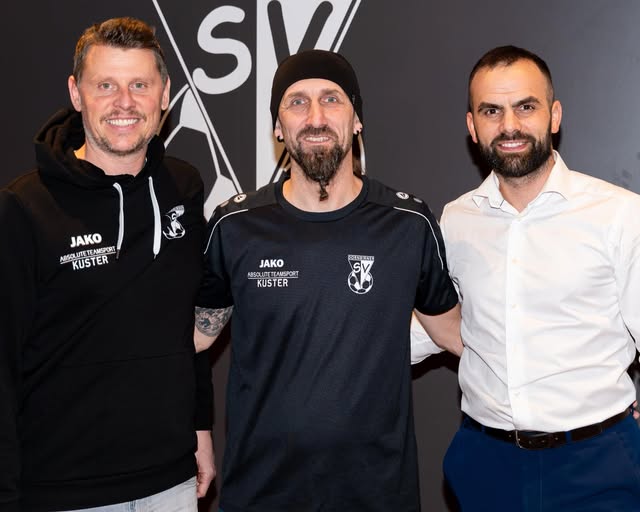 Neuer DSV-Juniors Coach: Akif Cengiz (Mitte) mit Sportchef Leandros Tsohataridis (r.).VEREIN