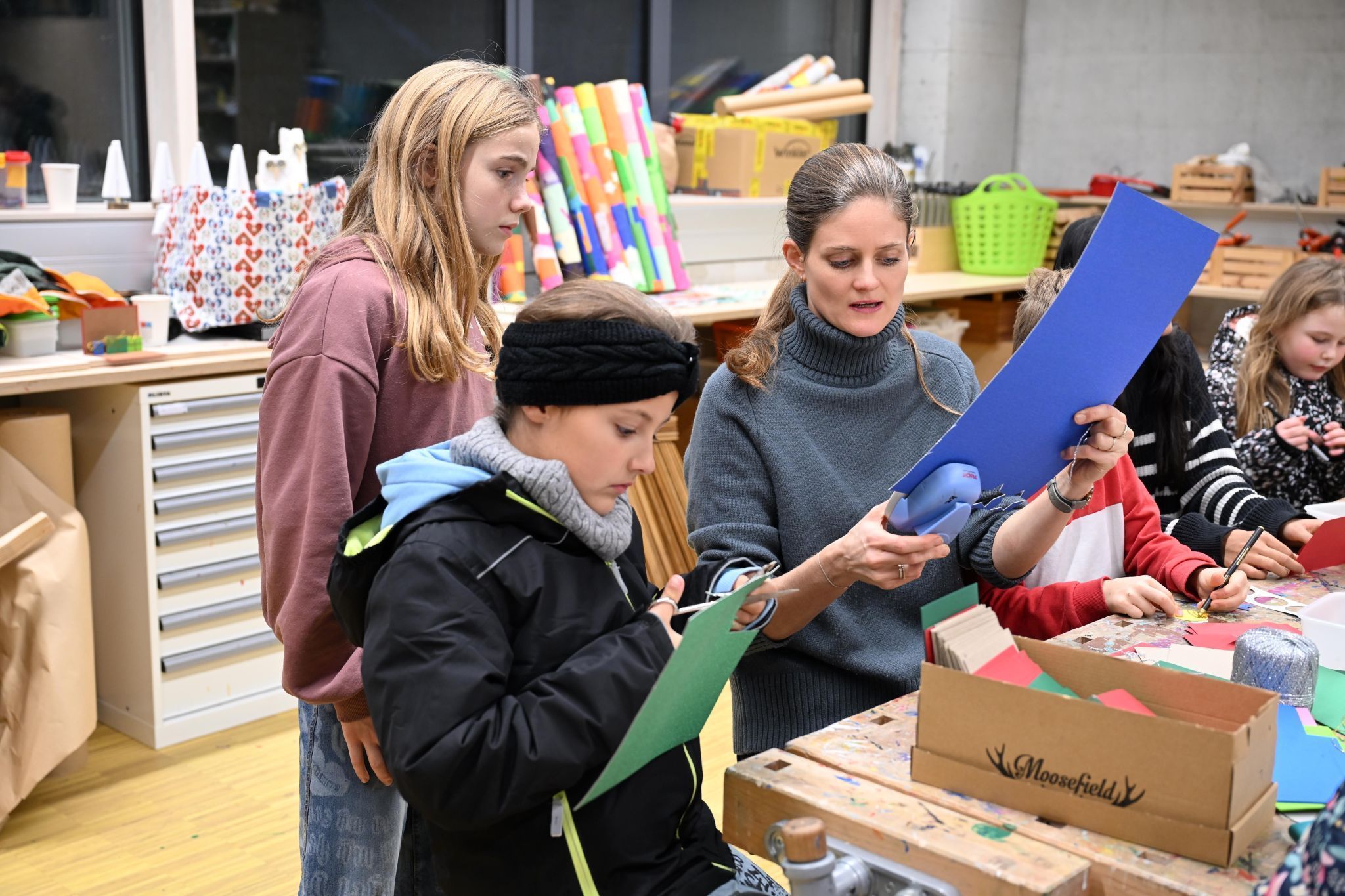 In der Kreativecke wurden Weihnachtskarten gebastelt.