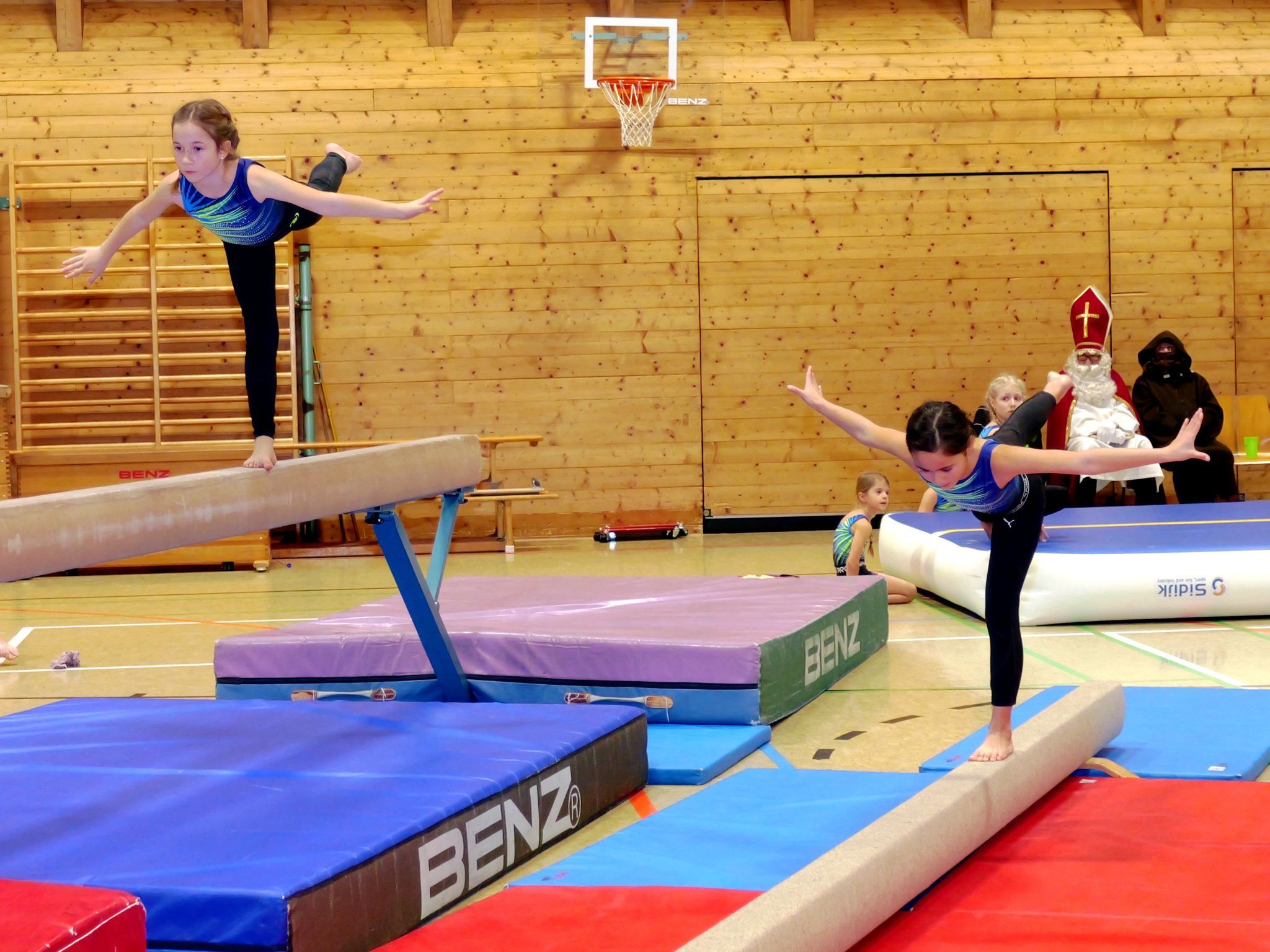 Für frenetischen Applaus sorgten die Kunststücke am Barren.