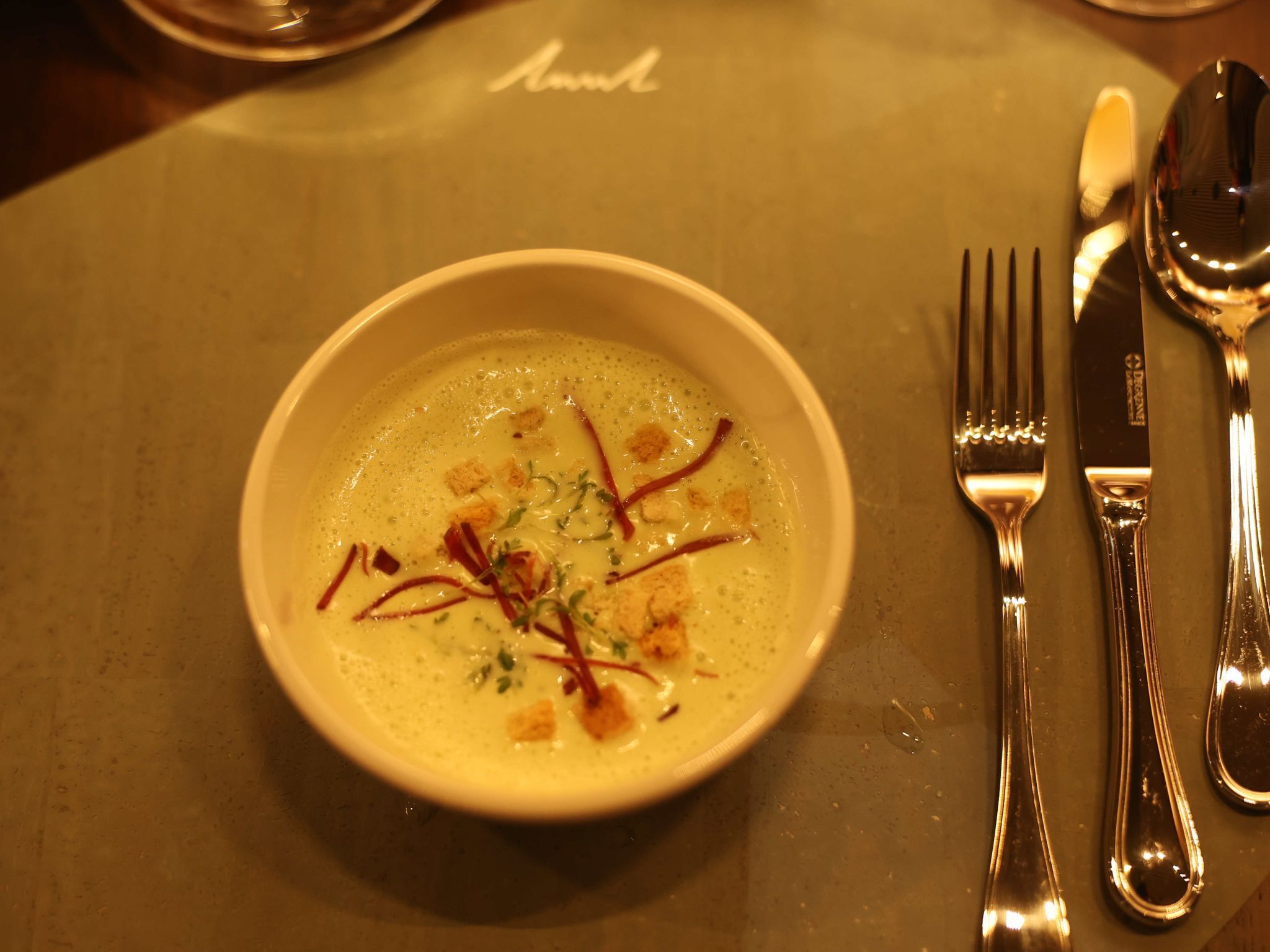 Die Kresseschaumsuppe mit Mostbröckle.