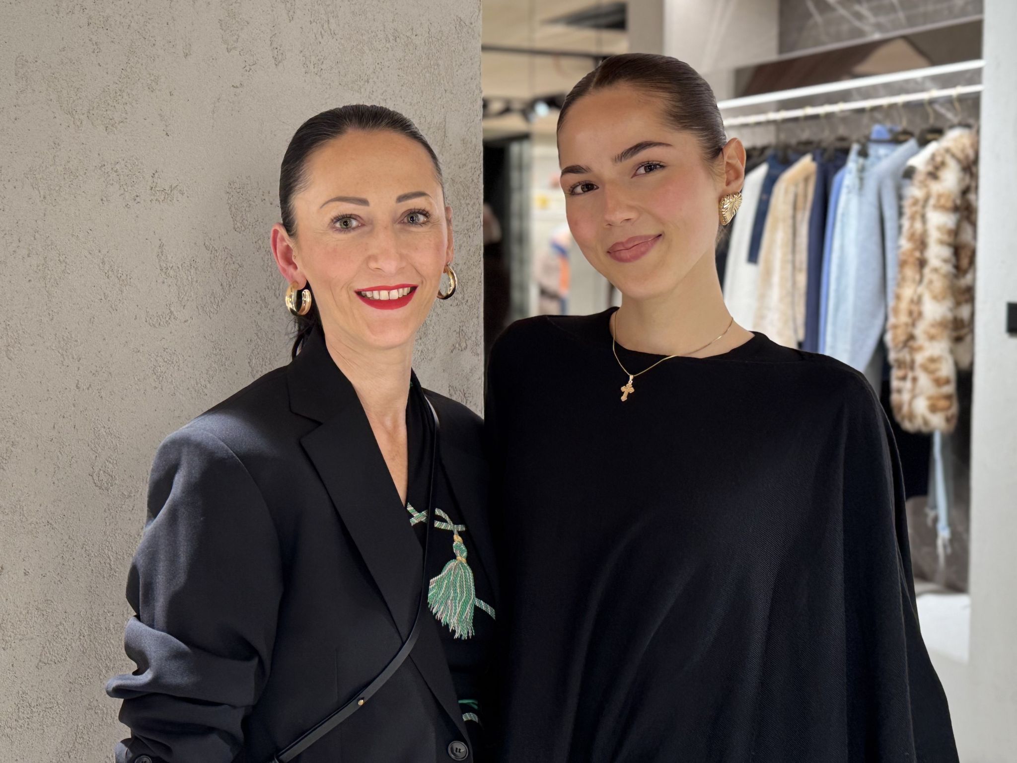 Fatima Tarhan und Ana Janjanin (Modehaus Sagmeister).