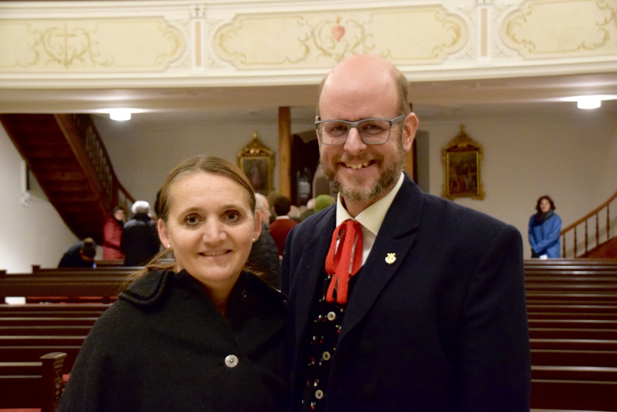 Die Obfrau der Trachtengruppe Bludenz, Monika Konzett, mit Ehrenobmann Michael Konzett nach dem Adventkonzert in der Pfarrkirche Dalaas.
