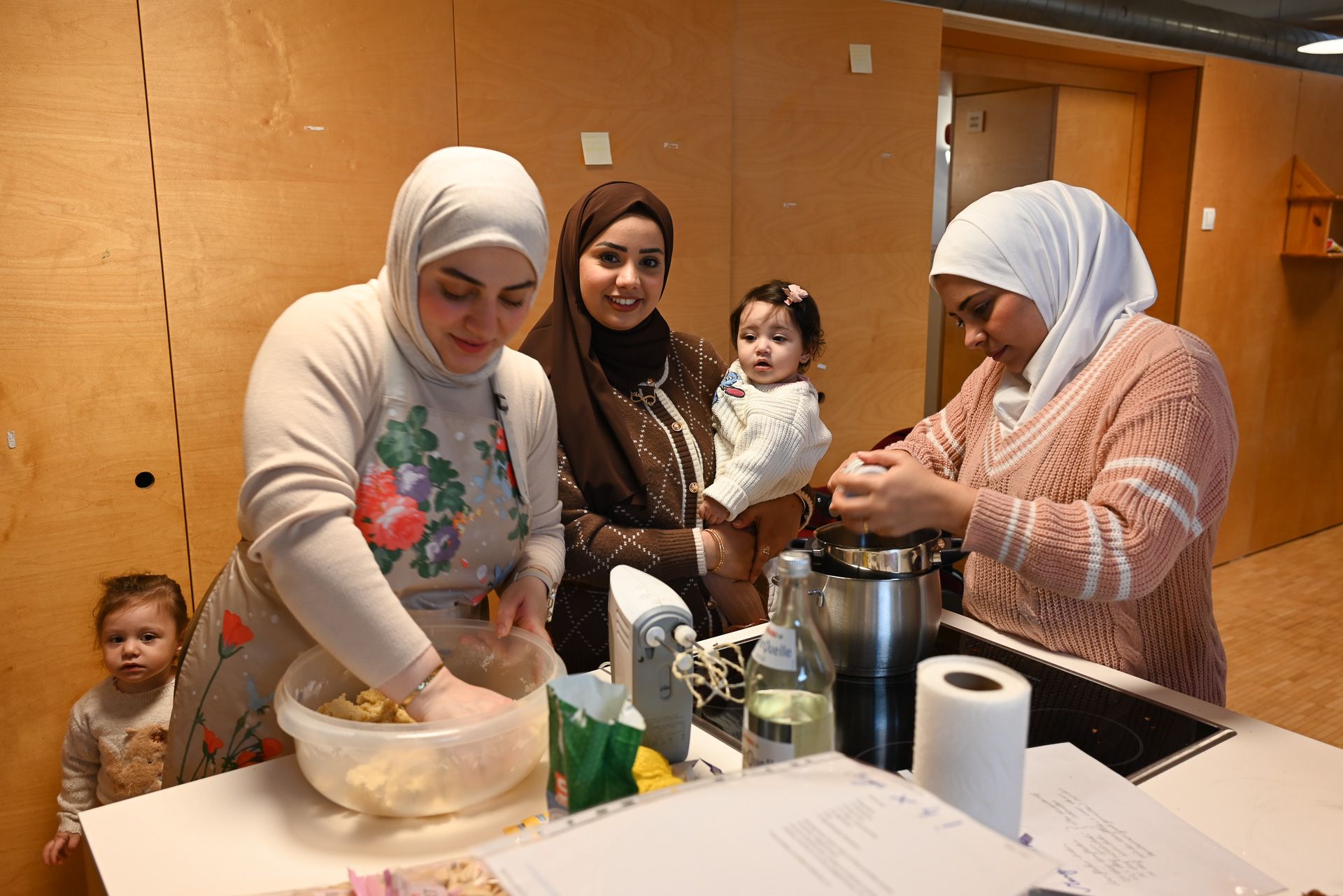 Gemeinsam haben die Frauen Weihnachtskekse gebacken und die Zeit zusammen genossen.
