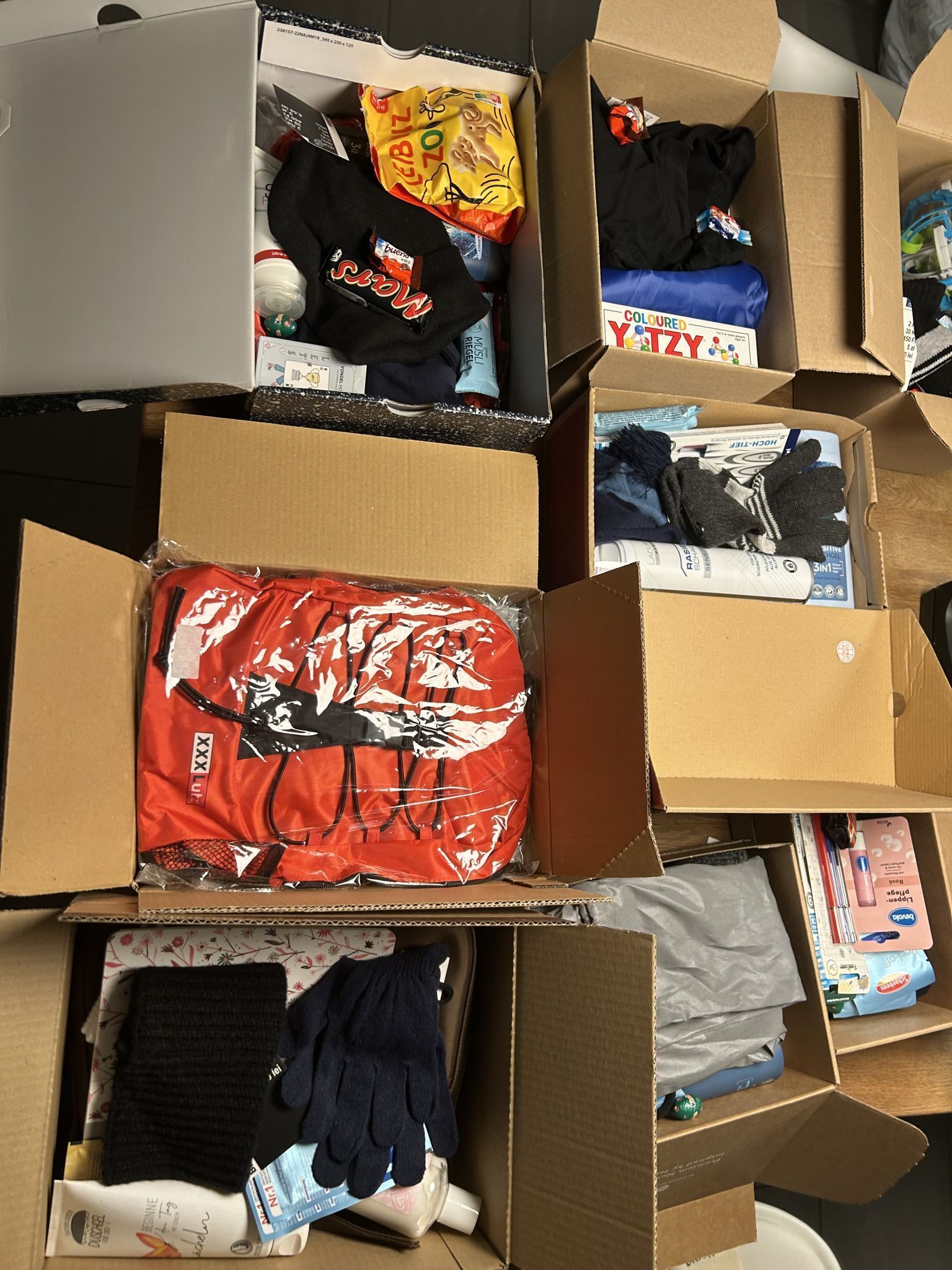 Aus eingegangenen Spenden stellen die beiden Maturantinnen acht Weihnachtspakete mit Alltagsprodukten für Klientinnen und Klienten des Vereins NEUSTART zusammen. (Credit: Lilly Weikl)