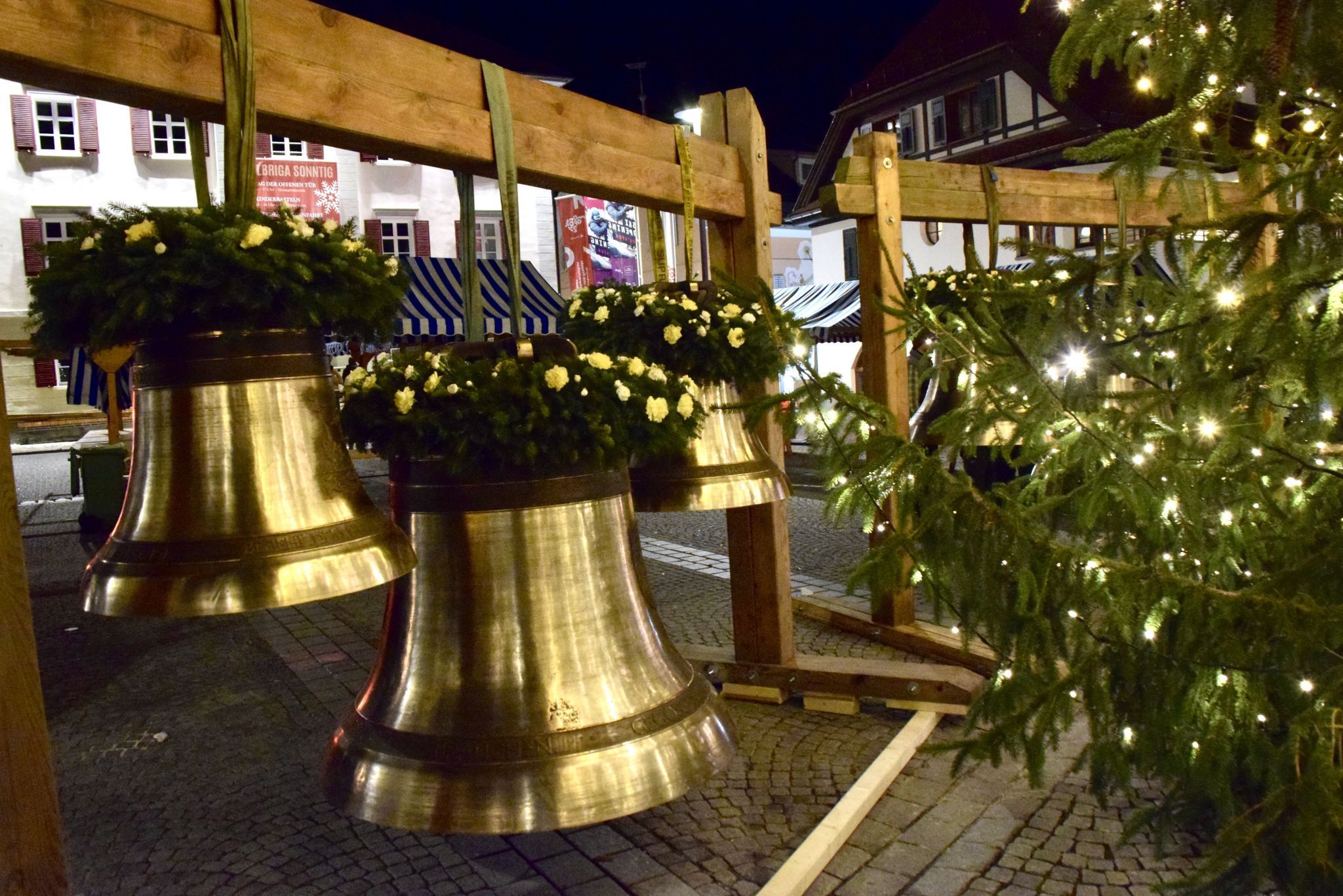 Stunden nach der Weihe erstrahlten die neuen Schrunser Glocken im Lichterglanz des Schrunser Christbaumes. Noch am Abend desselben Tages wurden sie in eine Firmenhalle gebracht.