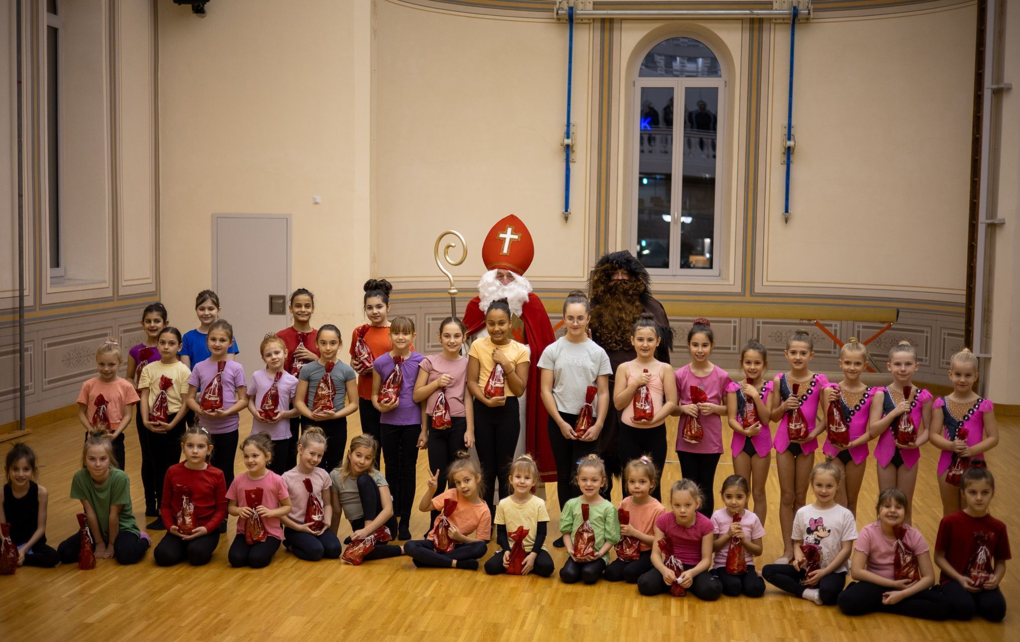 Auch heuer schaute der Nikolaus mit Knecht Ruprecht bei den Gymnastinnen in der Jahnturnhall vorbei.