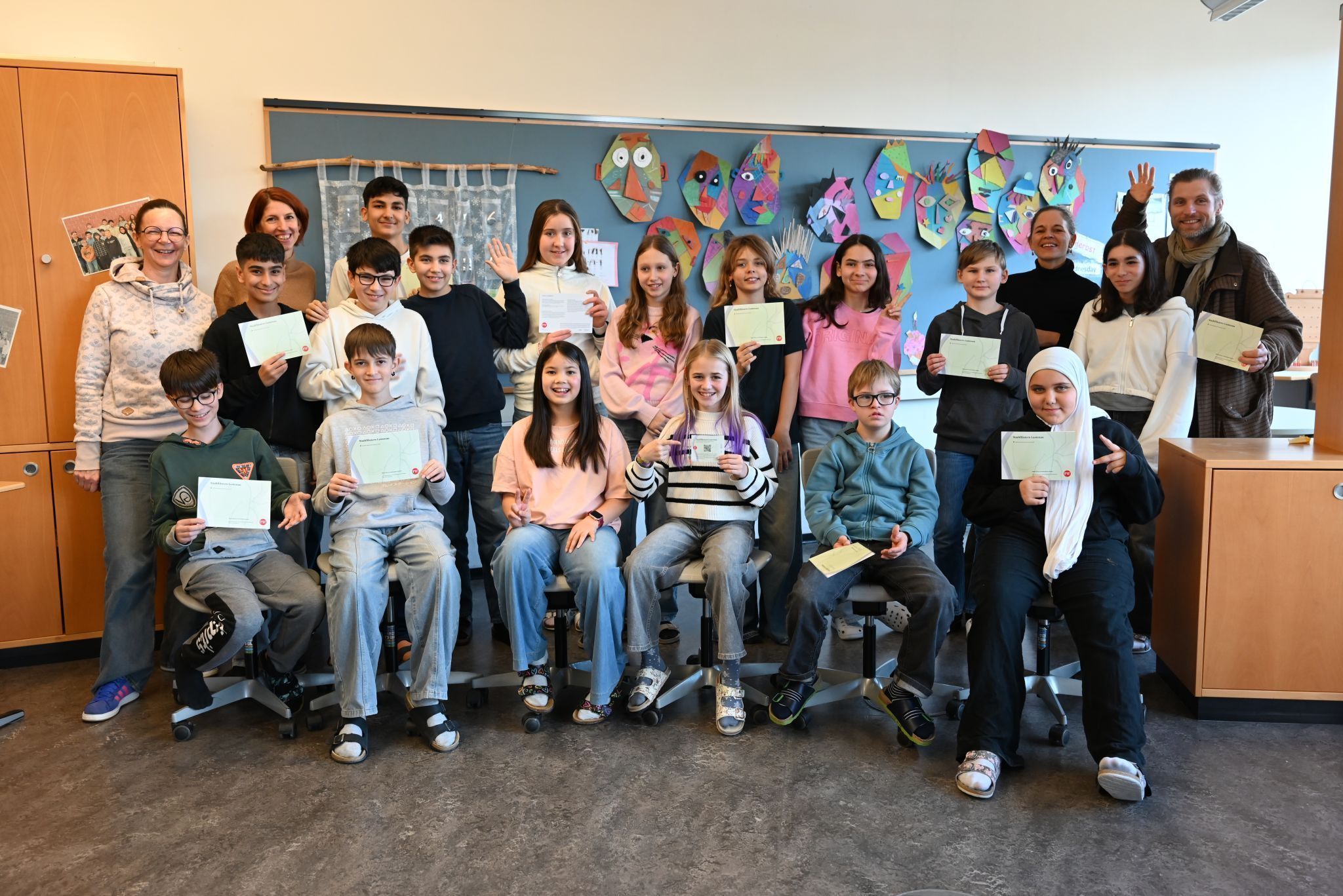 Die 2c-Klasse der Mittelschule Hasenfeld hat Geschichten über ihre Lieblingsorte in Lustenau geschrieben. Diese sind ab kommendem Jahr mit einem QR-Code verknüpft auf Täfelchen an den jeweiligen Plätzen angebracht. 