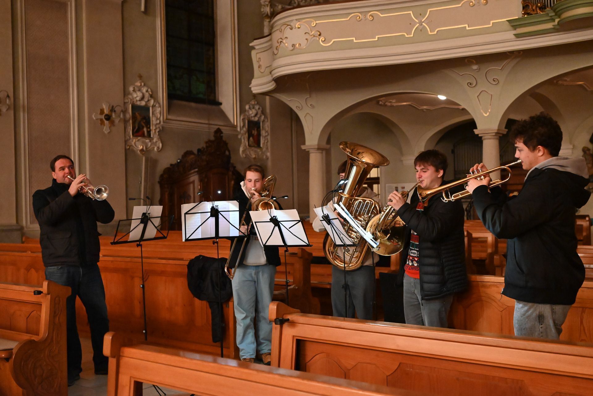 Im  hinteren Teil der Kirche spielten die Blechbläser auf. 