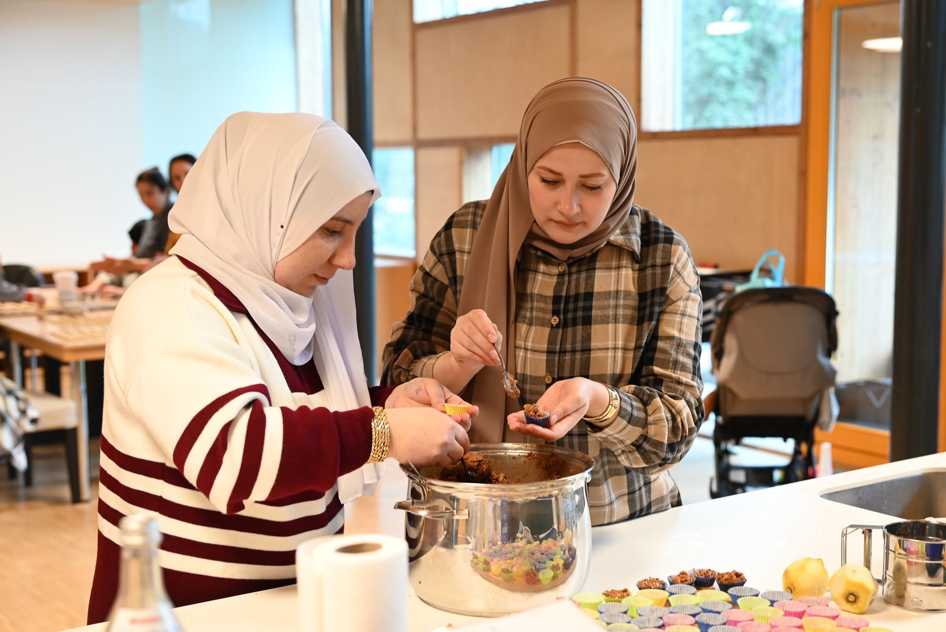 Frauen aus der Hannes-Grabher-Siedlung und der Frauenaktivgruppe aus Lustenau trafen sich am Donnerstag zum gemeinsamen Keksebacken.