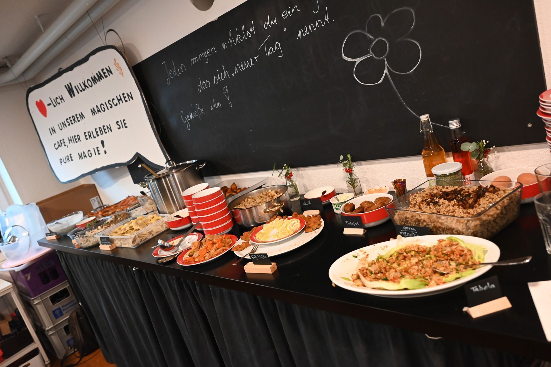 Jeden Donnerstag bringen zahlreiche Ehrenamtliche eine Leckerei vorbei. 