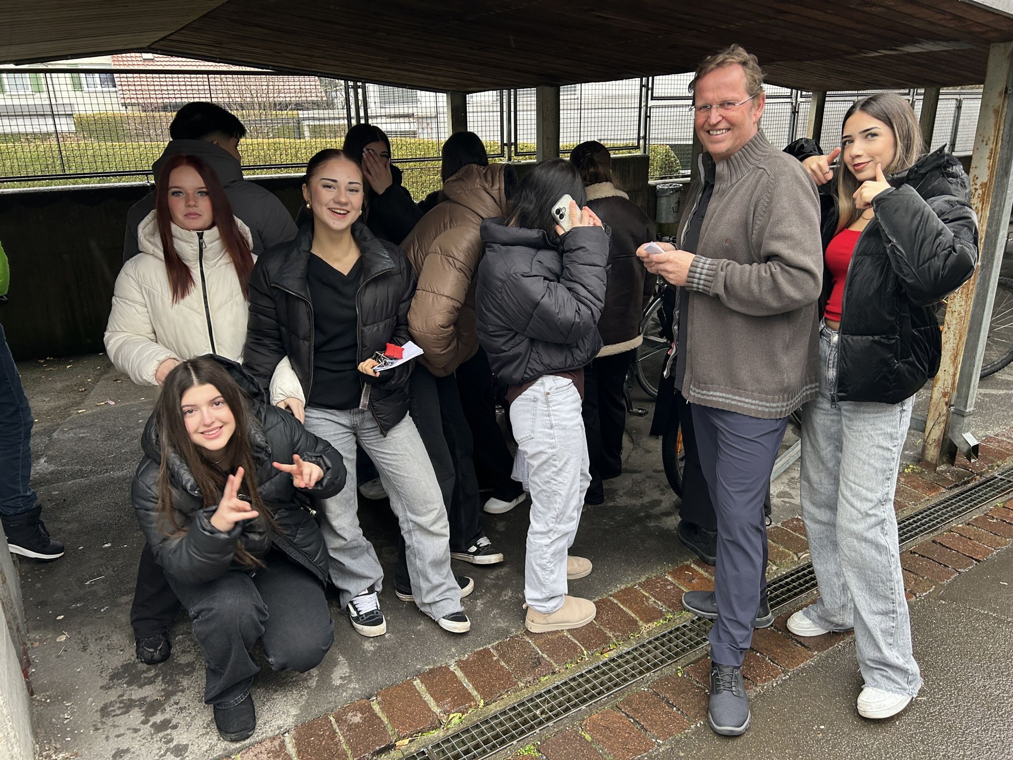 Schüler und Lehrer warteten draußen vor dem Einlass zur Messe.