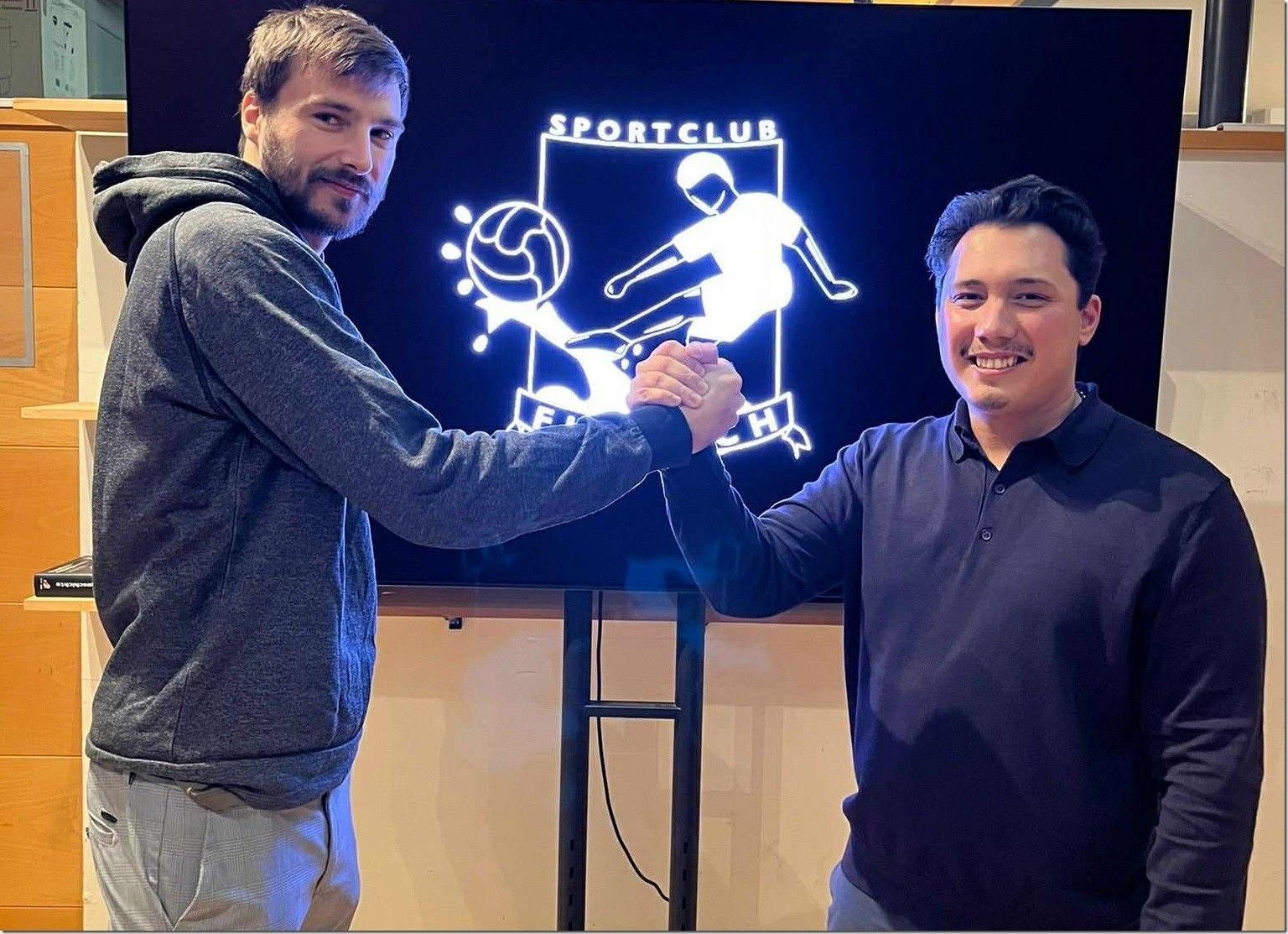 Teammanager Kai Humpeler (r.) holt Jeremias Hepp zurück.VEREIN