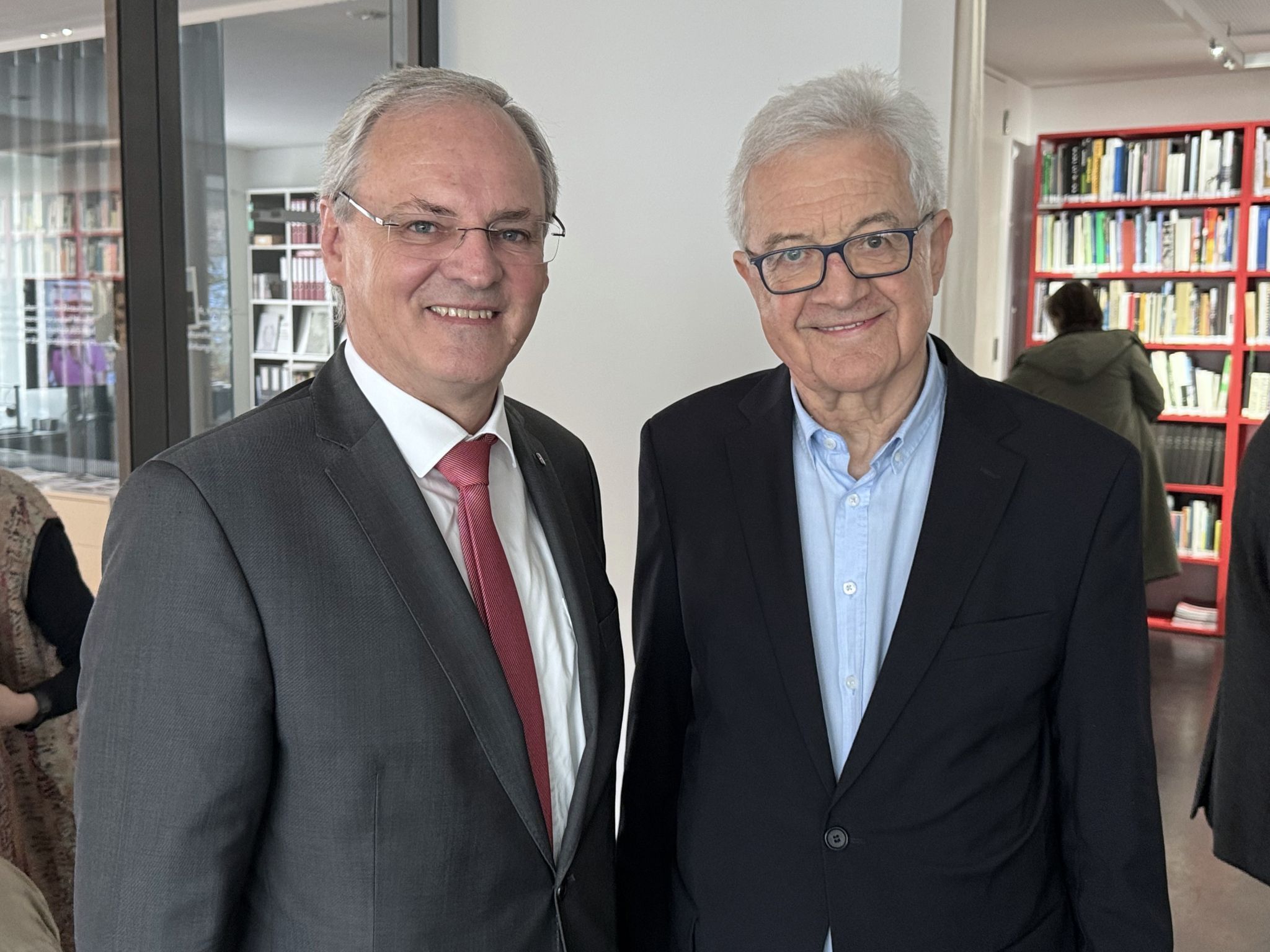 Im Gespräch: Landtagspräsident Harald Sonderegger und Mediziner Elmar Bechter.