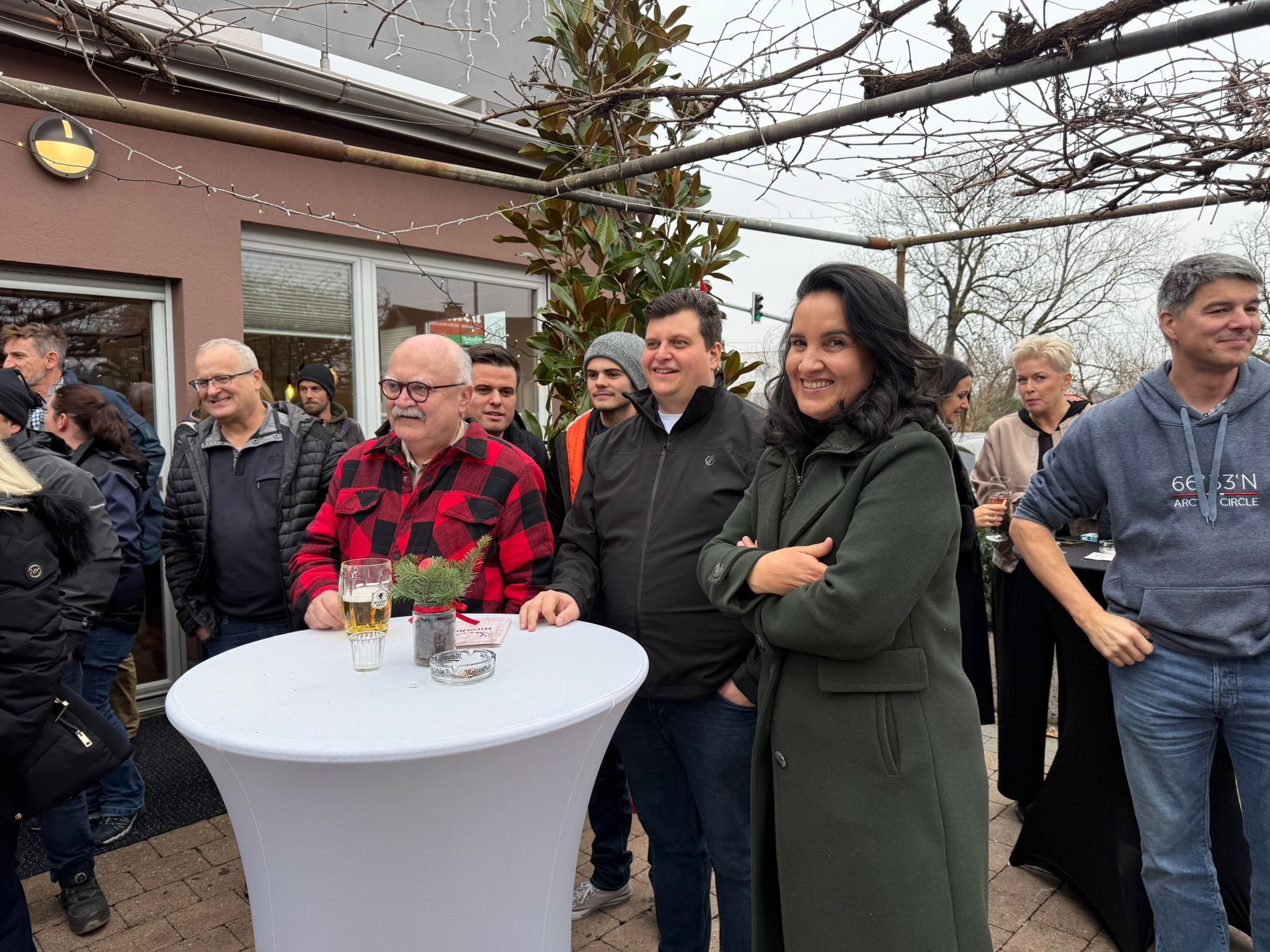Der feuchte Fassanstich amüsierte Gemeindevertreter und Christiane Fitz (rechts).