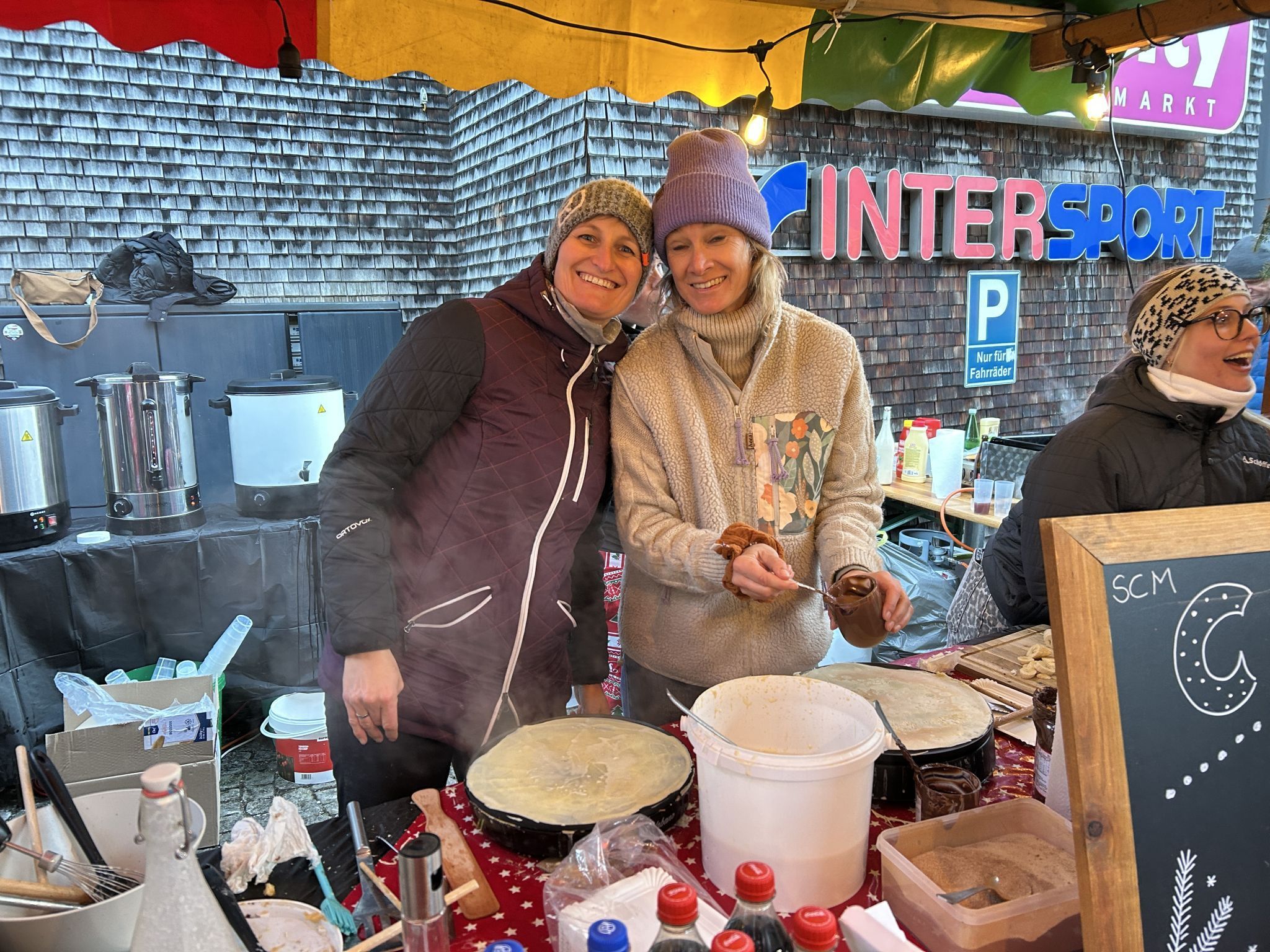 Für den Skiclub verkauften diese zwei Damen süße Crepes.