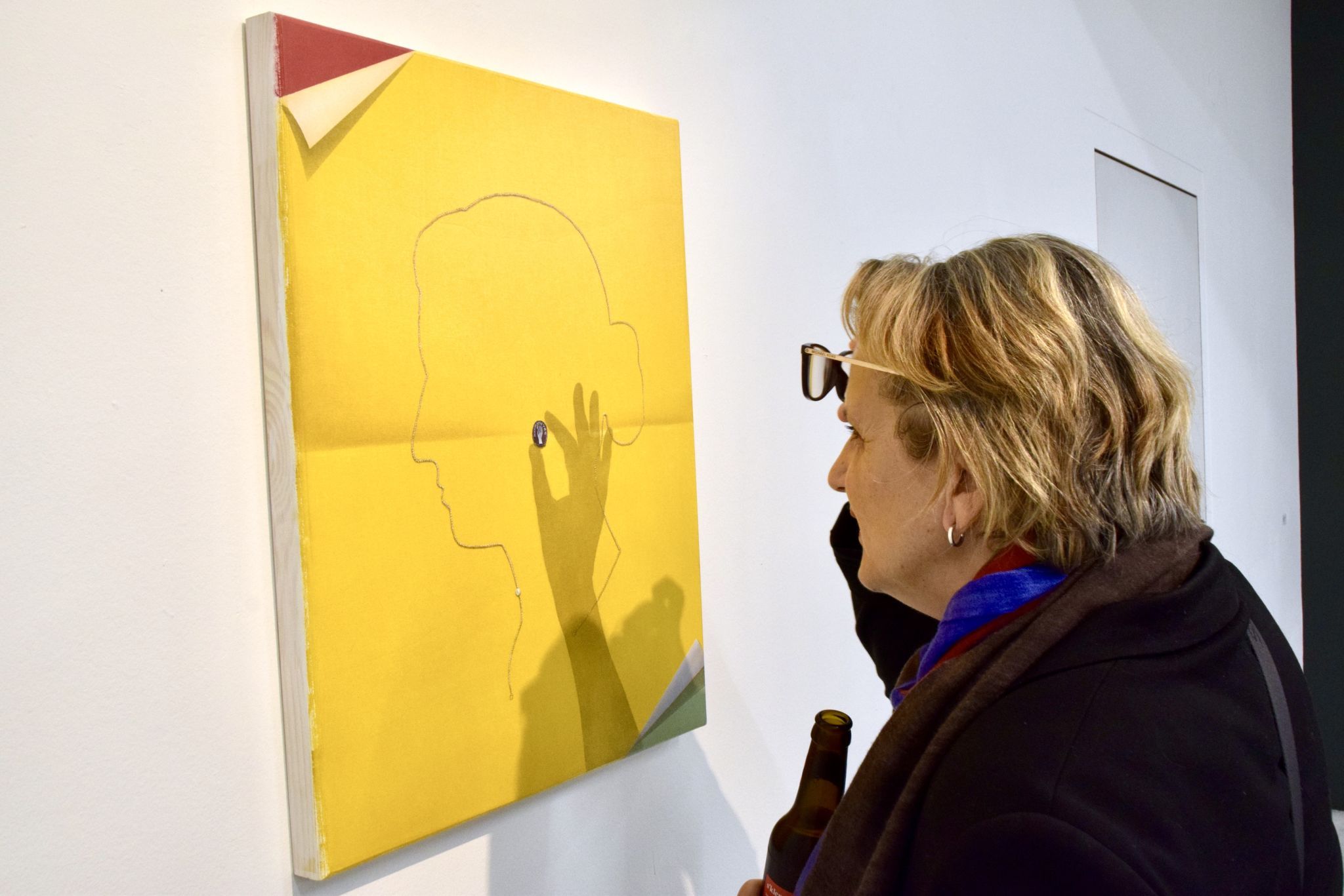 Die künstlerische Direktorin des Kunstmuseum Linz, Hemma Schmutz, betrachtet ein Kunstwerk von Markus Proschek.