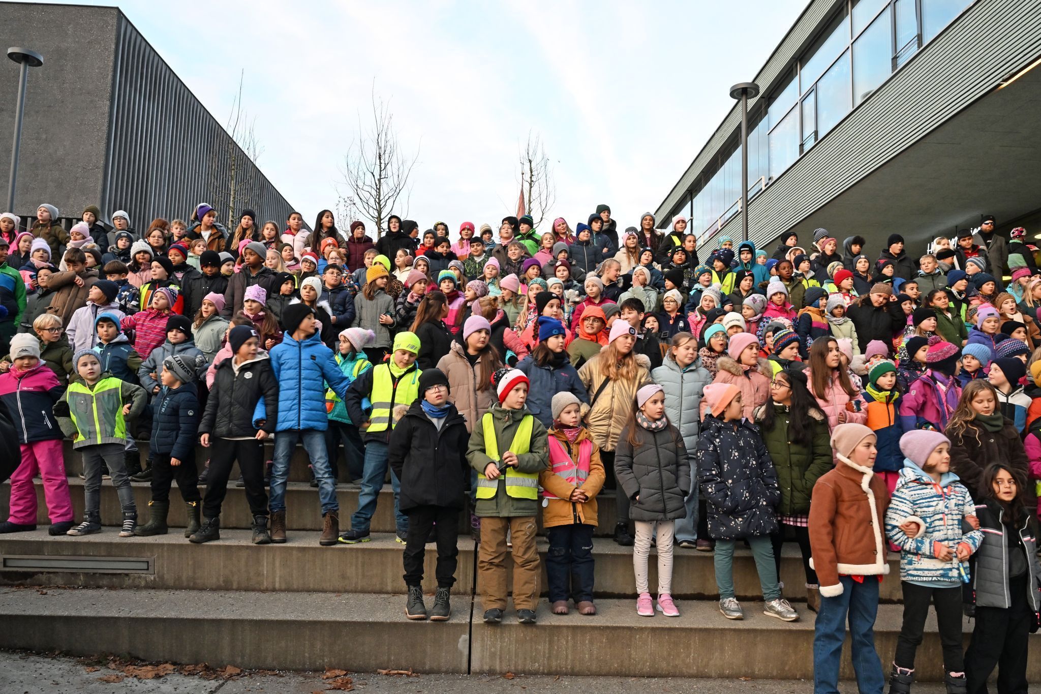 Textsicher und konzentriert präsentierten sich die Schülerinnen und Schüler beim gemeinsamen Eröffnungsgesang.