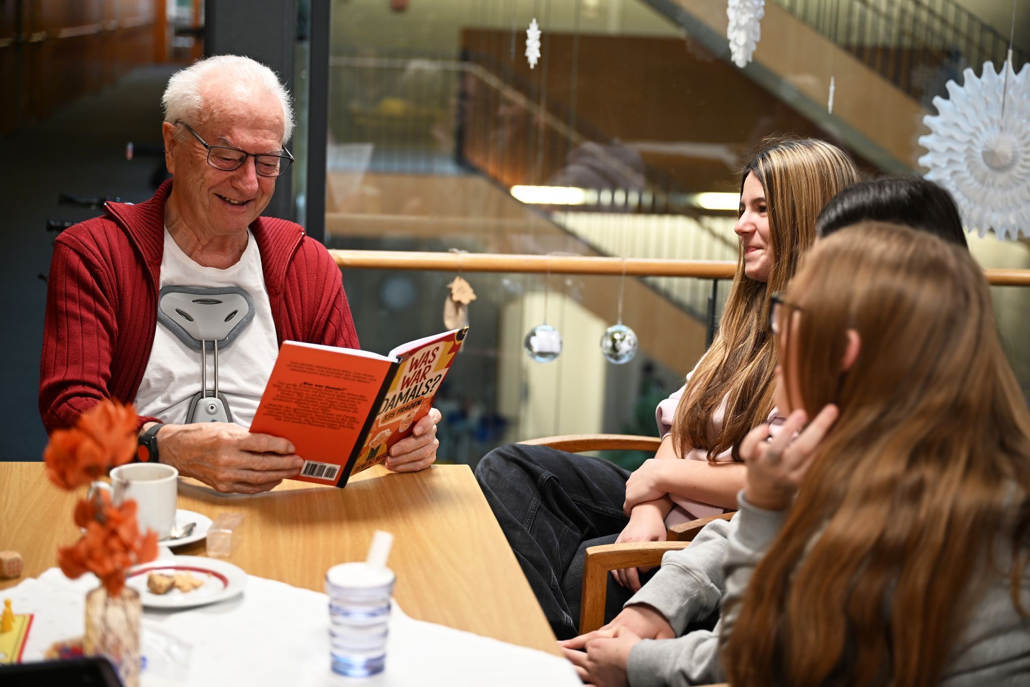 Offenheit und gegenseitiges Interesse prägten die Begegnungen zwischen den Generationen.