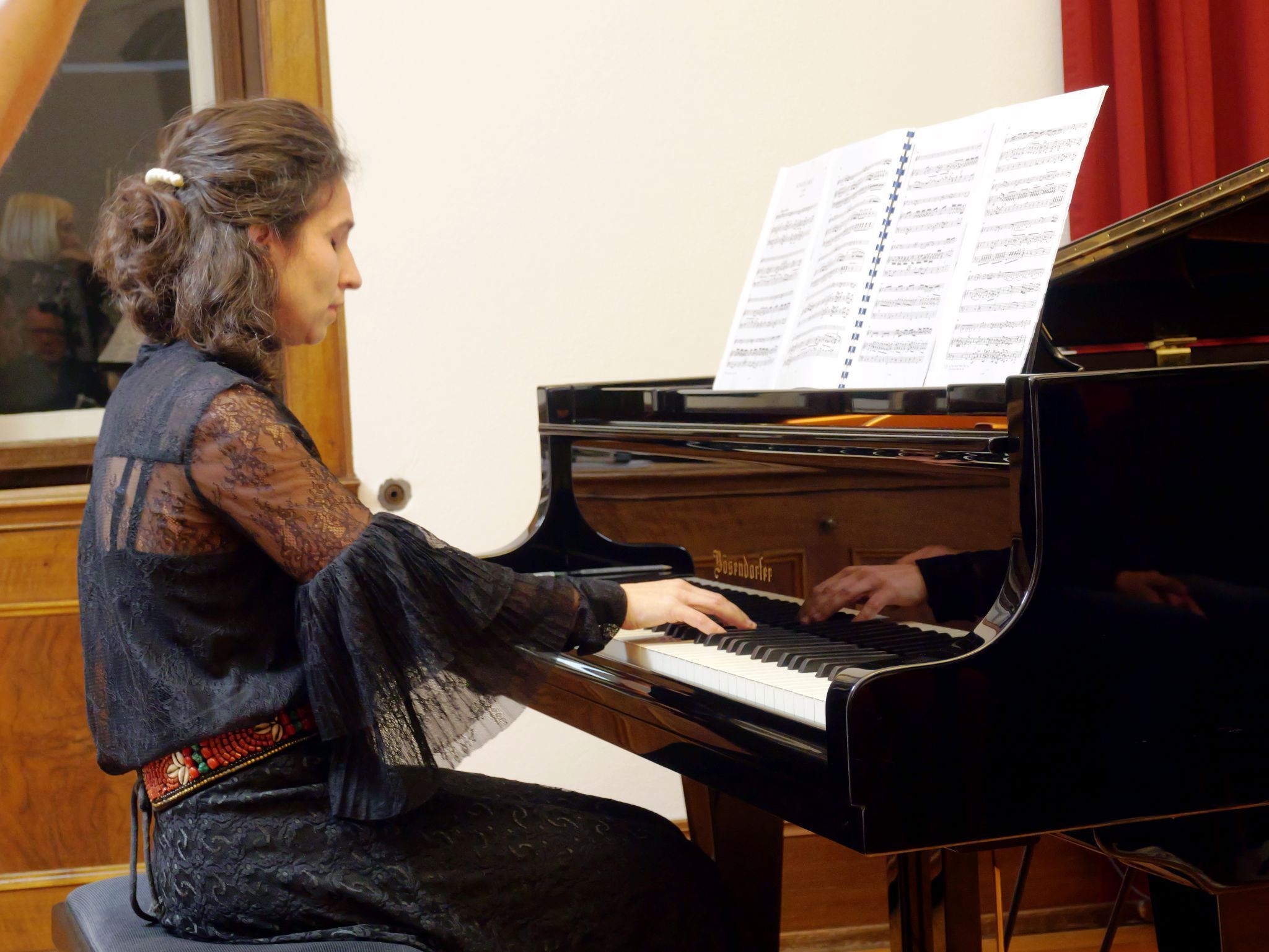 Zsuzsanna Csegzi sorgte am Klavier für transparente Klangfarben und sichere Melodieführung.