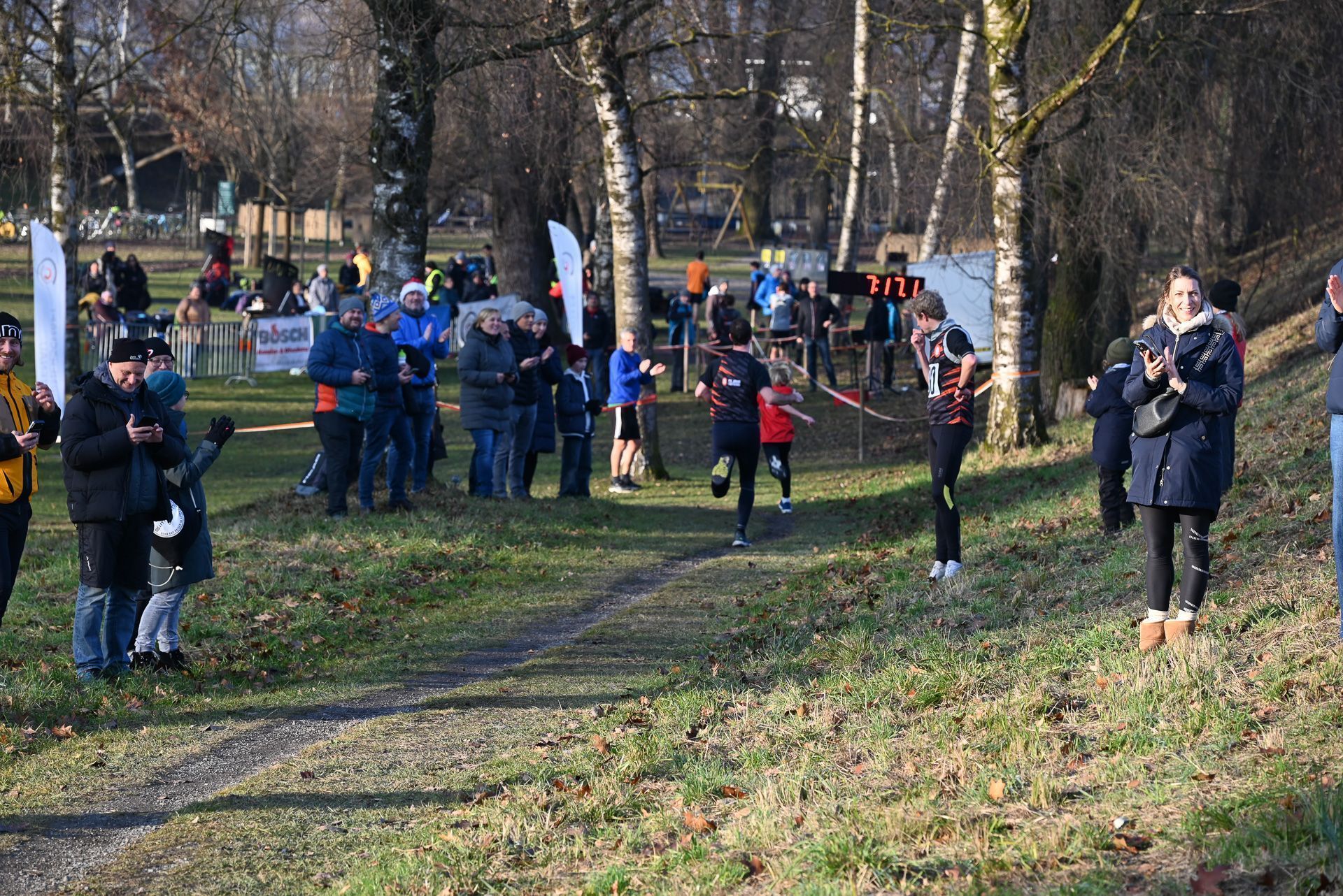 Vor dem Ziel werden die Läufer kräftig angefeuert.