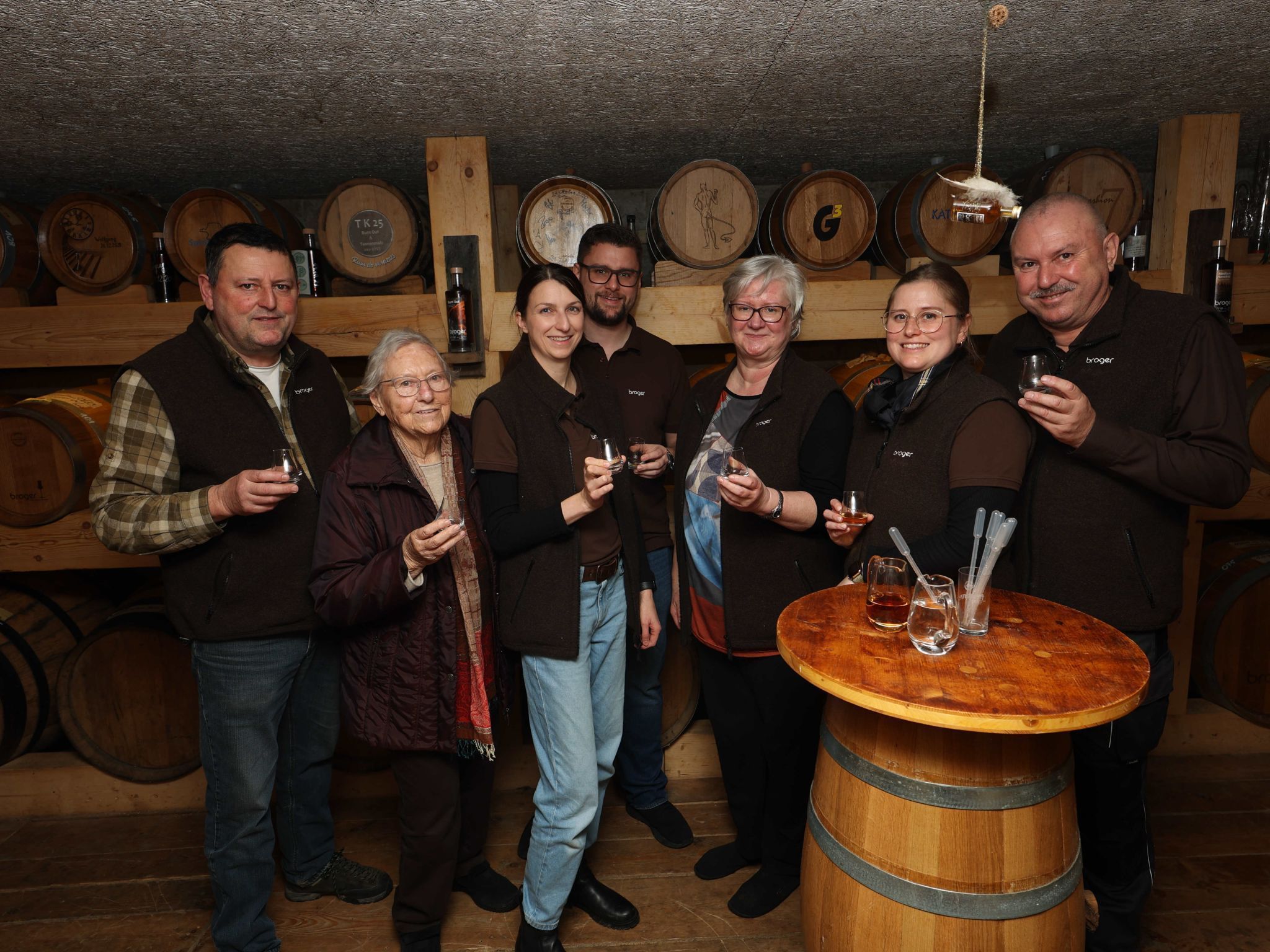 Die Familie Broger in ihrem Fasslager.
