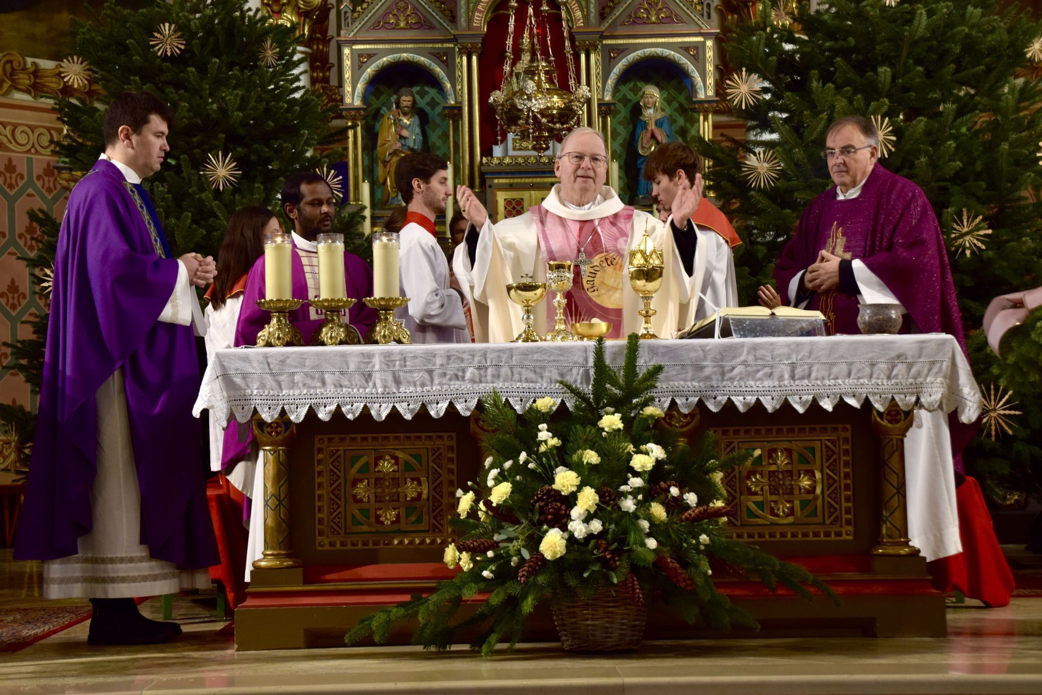 Eucharistiefeier im Schrunser Gotteshaus anlässlich des Patroziniums mit Glockenweihe - im Bild Diözesanbischof Benno Elbs (M.), Vikar Cristian Silviu Salca (l.), Kaplan Albert Joseph Jesuraj (2. v. l.) und Pfarrmoderator Hans Tinkhauser (r.).