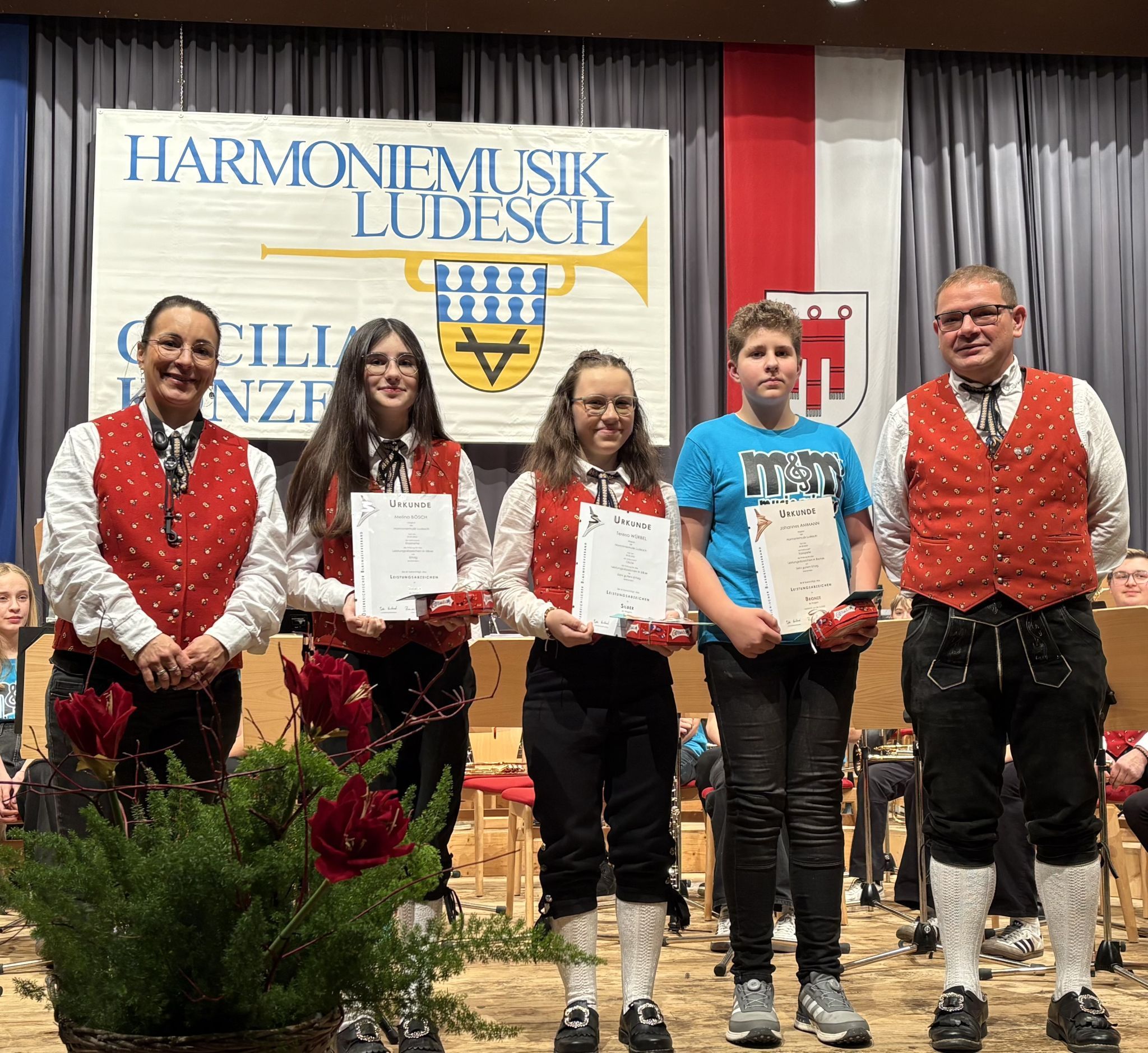 Geehrte Jungmusikant:innen mit Dirigentin Jasmin Ritsch, Melina Bösch, Teresa Würbel, Johannes Ammann und Obmann Johannes Köfler.