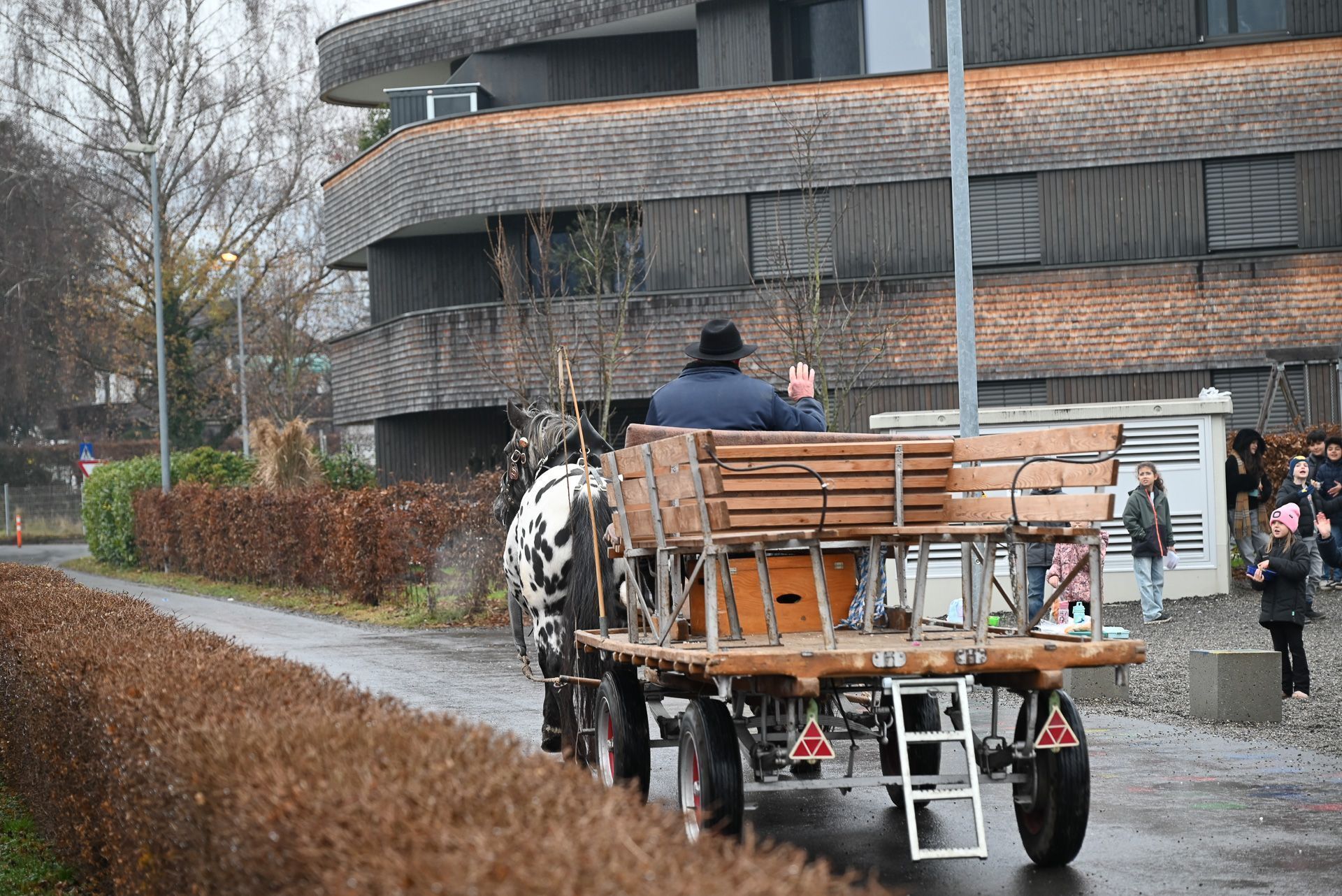 Kutscher Manfred Fitz winkte den Kindern zu und fuhr wieder nach Hause.