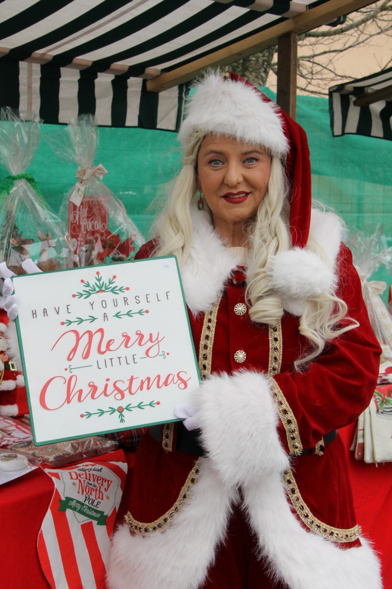 Isabell Waldinger machte im weihnachtlichen Outfit beim Bucher markt mobil