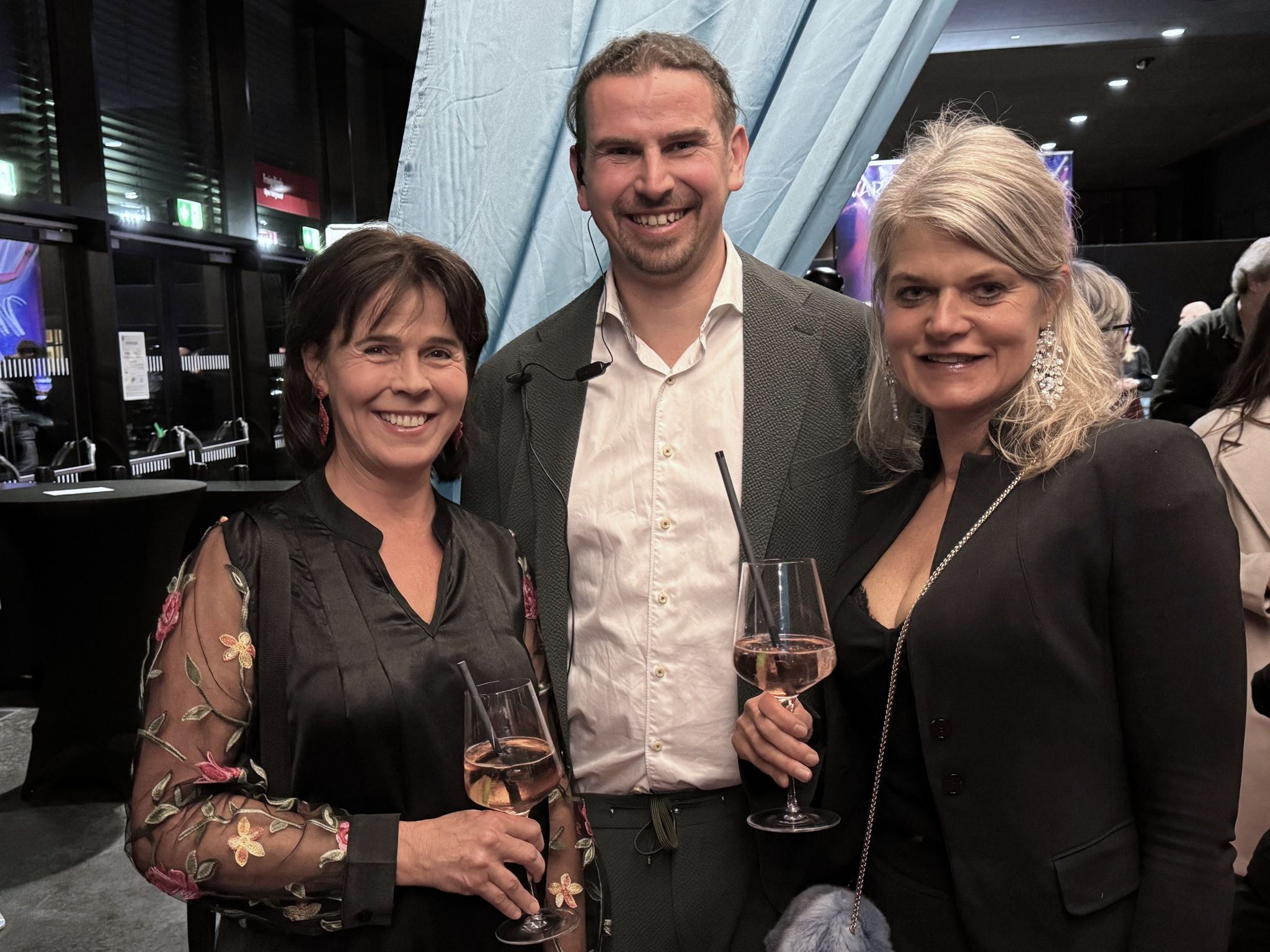 Lukas Buttazoni (Pier69) mit Künstlerin Maria Gabriel und Anna Mayer.