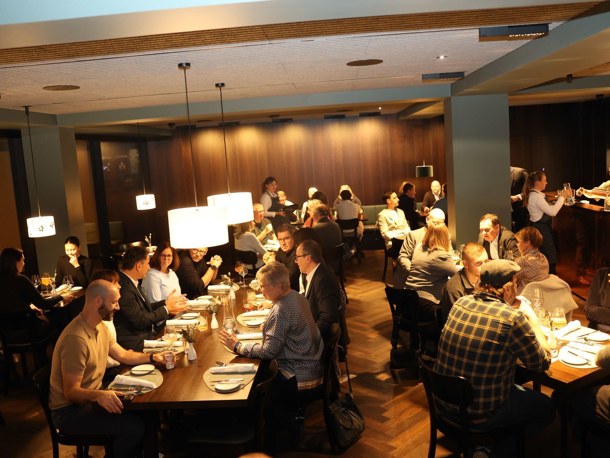 Zur Einrichtung gehört auch eine Schallschutzdecke.