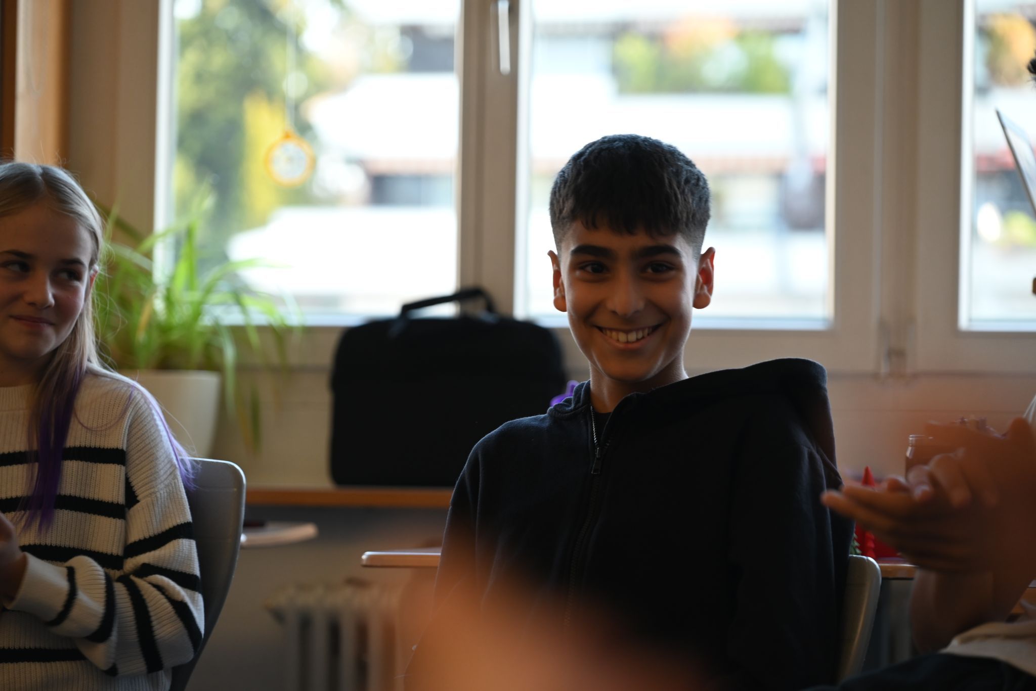 Stolz lauschen die Schüler den fertigen Geschichten, die sie selbst geschrieben und im Tonstudio aufgenommen haben.