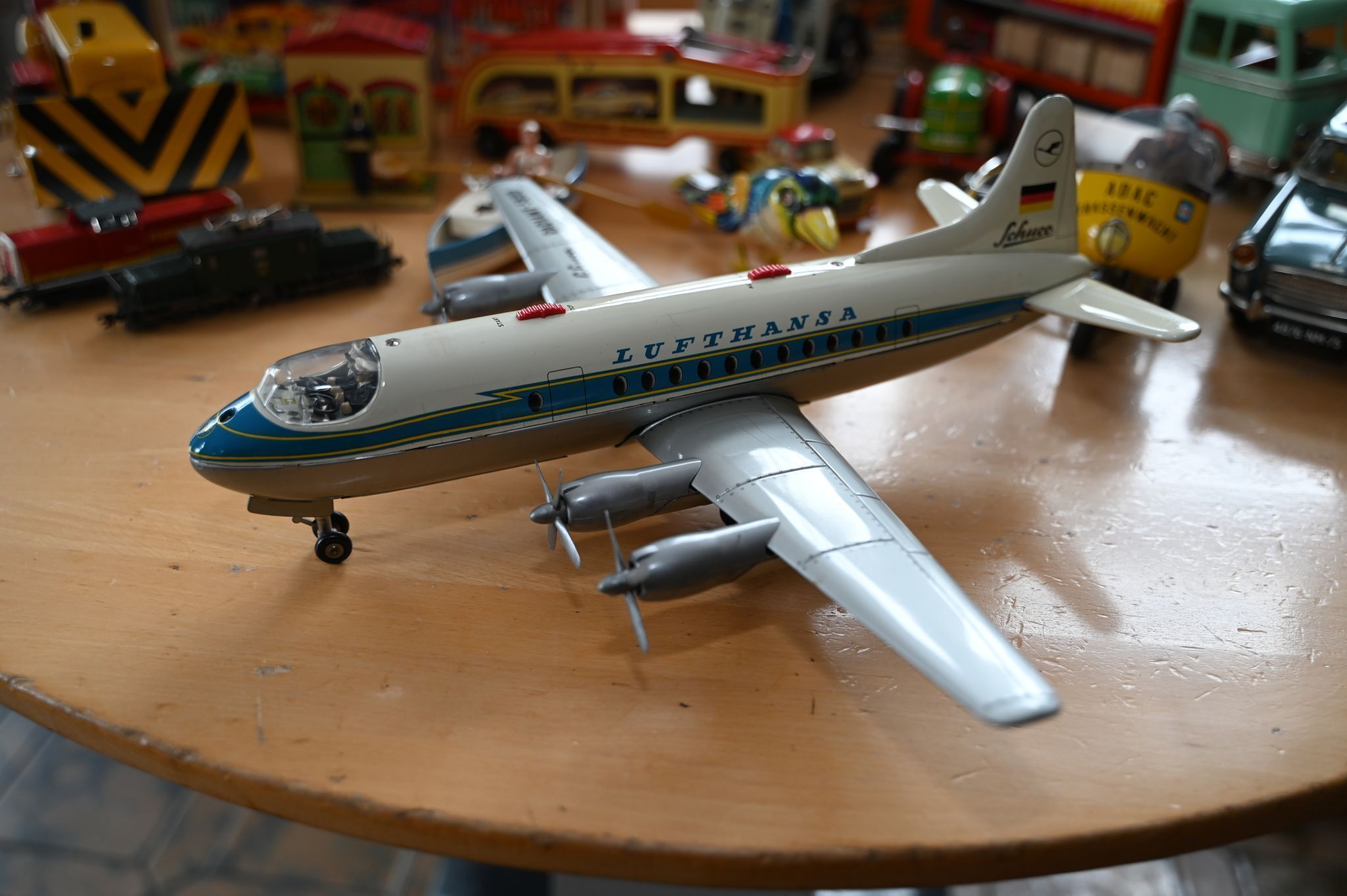 Flugzeuge zählen zur Sammlung ebenso wie Traktoren, Kräne, Raupen, Schiffe, Helikopter und Autorennbahnen.