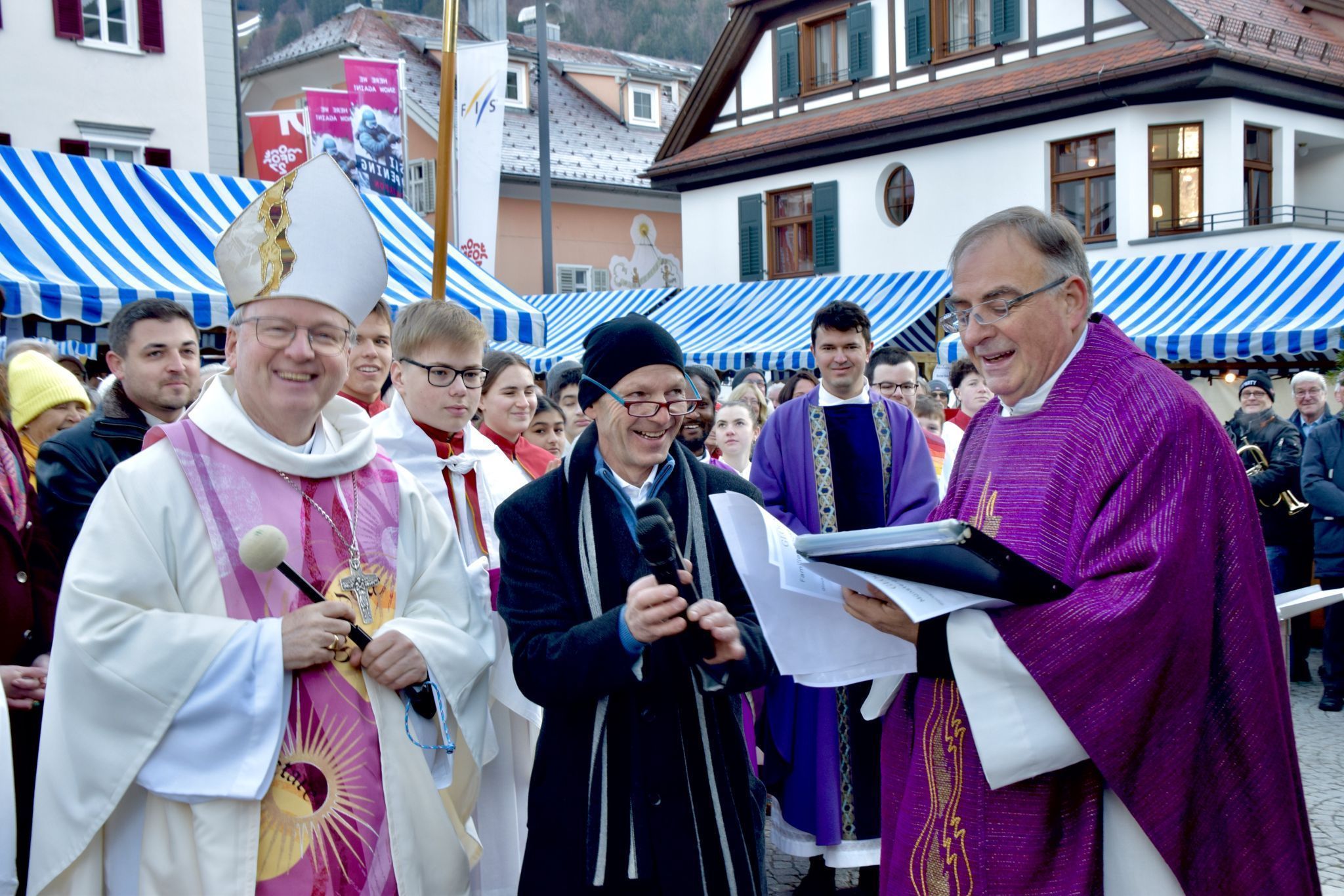 Diözesanbischof Benno Elbs, Mesner Hannes Kessler und Pfarrmoderator Hans Tinkhauser (im Hintergrund Vikar Cristian Silviu Salca) bei der Glockenweihe am Schrunser Kirchplatz.