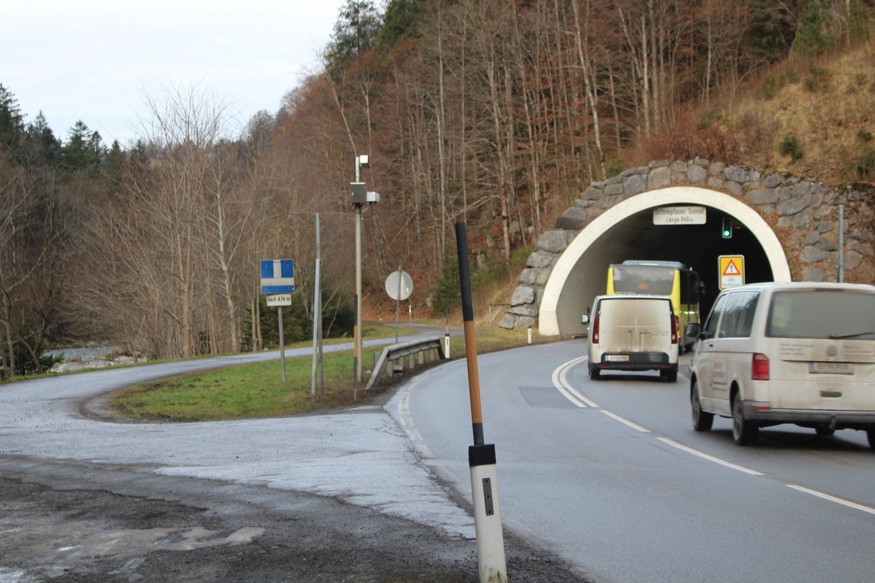 Vor dem Bau des Schnepfauer Tunnels rollte der Verkehr auf der lawinenbedrohten Straße (links), die inzwischen größtenteils renaturiert wurde und jetzt für den neuen Radweg adaptiert wird.   