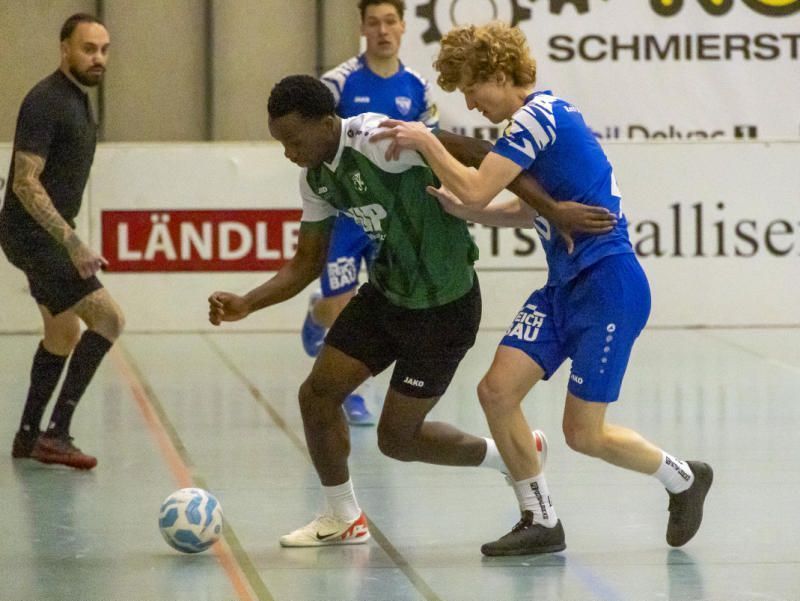 DSV Juniors Smith Uyigue im Zweikampf mit einem Au-Spieler.PAULITSCH
