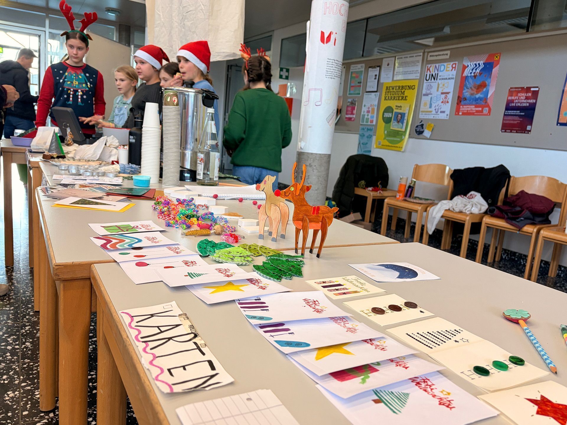 Jeder hat etwas zum Verkaufsstand beigesteuert und zu Hause gebastelt, gezeichnet und gebacken. 