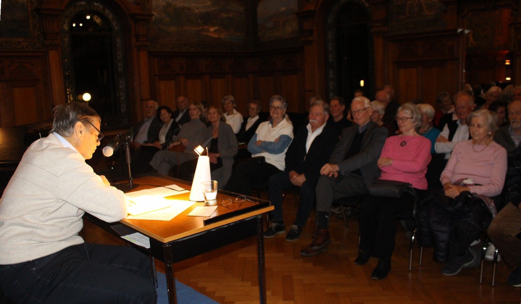 In einer Lesung mit Gesangseinlagen stellte Walter Hächl seinen Gedichtband Öpfl und Bira im vollbesetzten Saal der Villa Grünau in Kennelbach vor. PETER STRAUSS