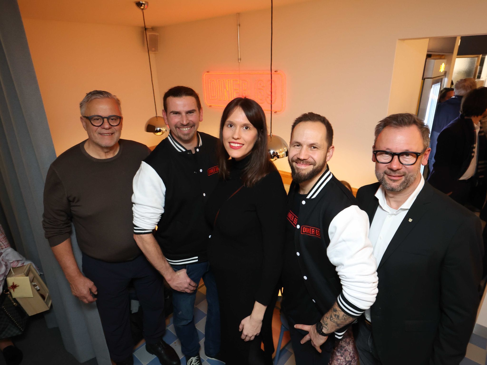 Vizebgm. Roland Frühstück, Lukas Buttazoni, Chiara und Bruder David Friedl, StR. Robert Vögel.